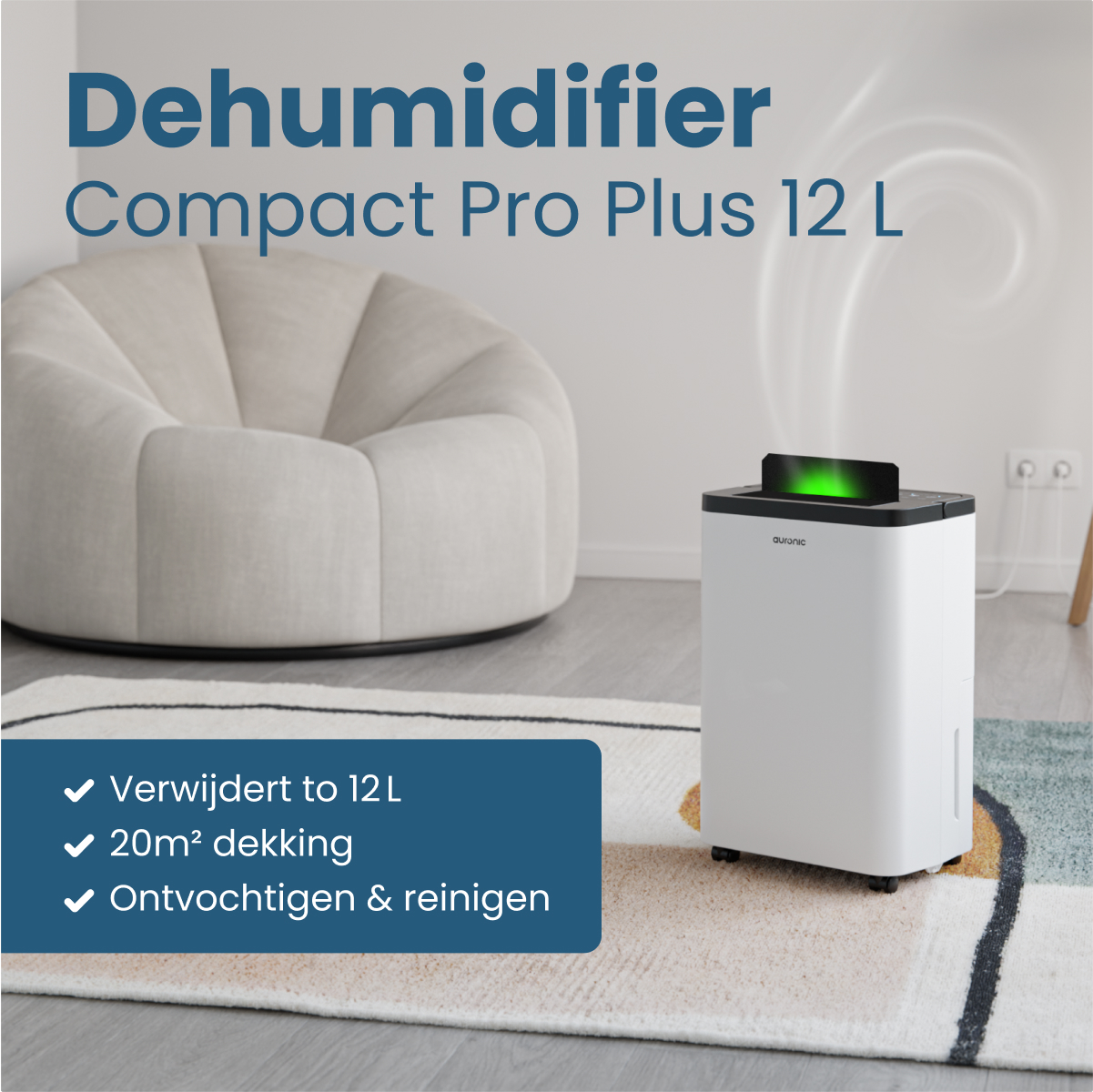 Een witte luchtontvochtiger op een vloerkleed. Een zitzak op de achtergrond. Tekst: Luchtontvochtiger Compact Pro Plus 12 L.