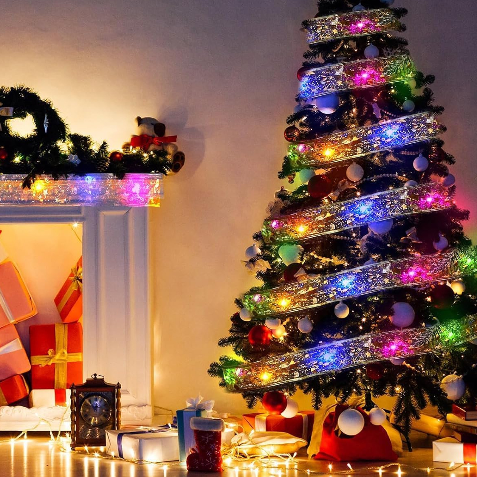 Ein geschmückter Weihnachtsbaum mit Lichtern. Geschenke und eine Uhr liegen auf dem Boden. Ein Kamin und ein Bär sind im Hintergrund.
