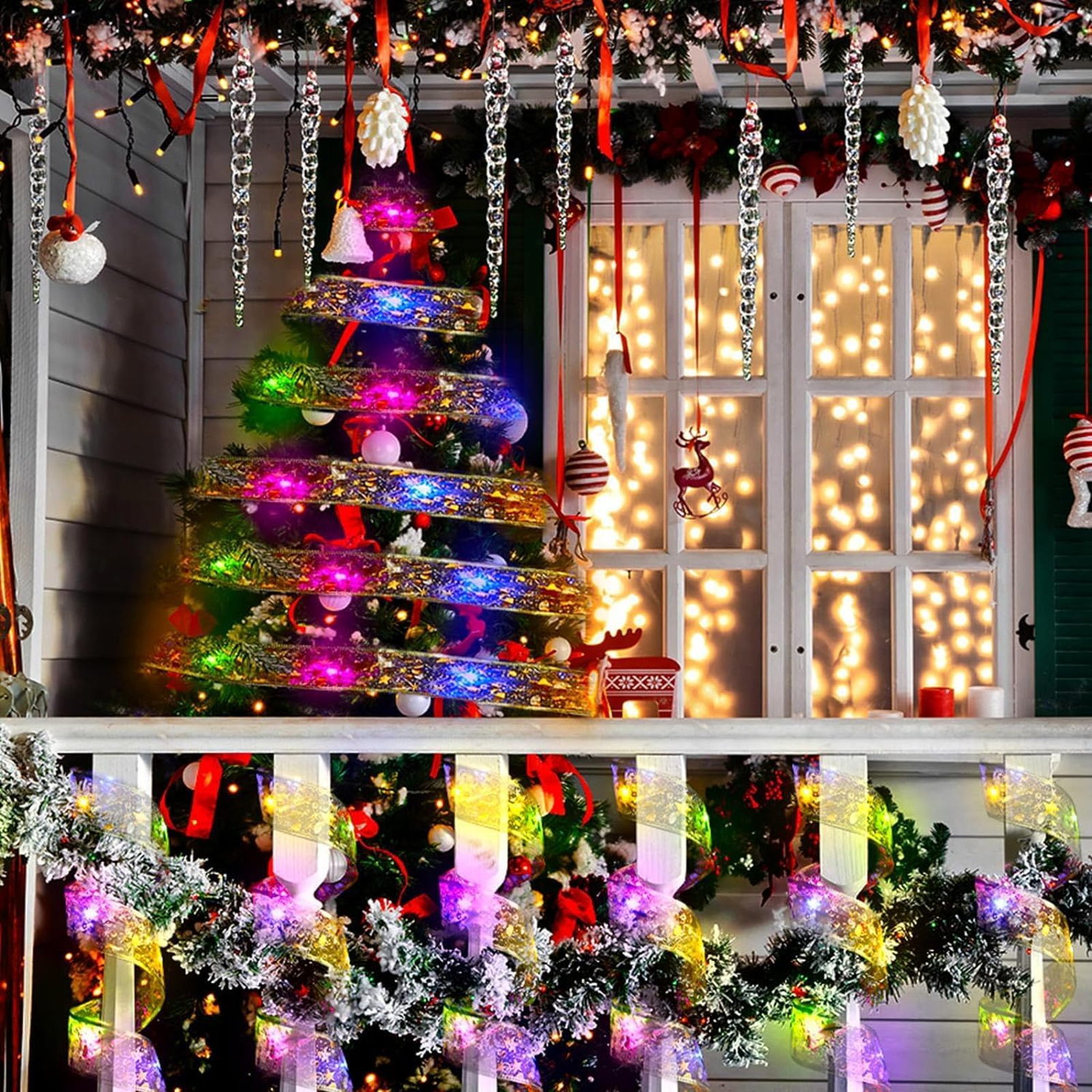 Festlich dekorierte Veranda mit Weihnachtsbaum und Lichtern. Eiszapfen und Ornamente hängen. Fenster leuchten hell.
