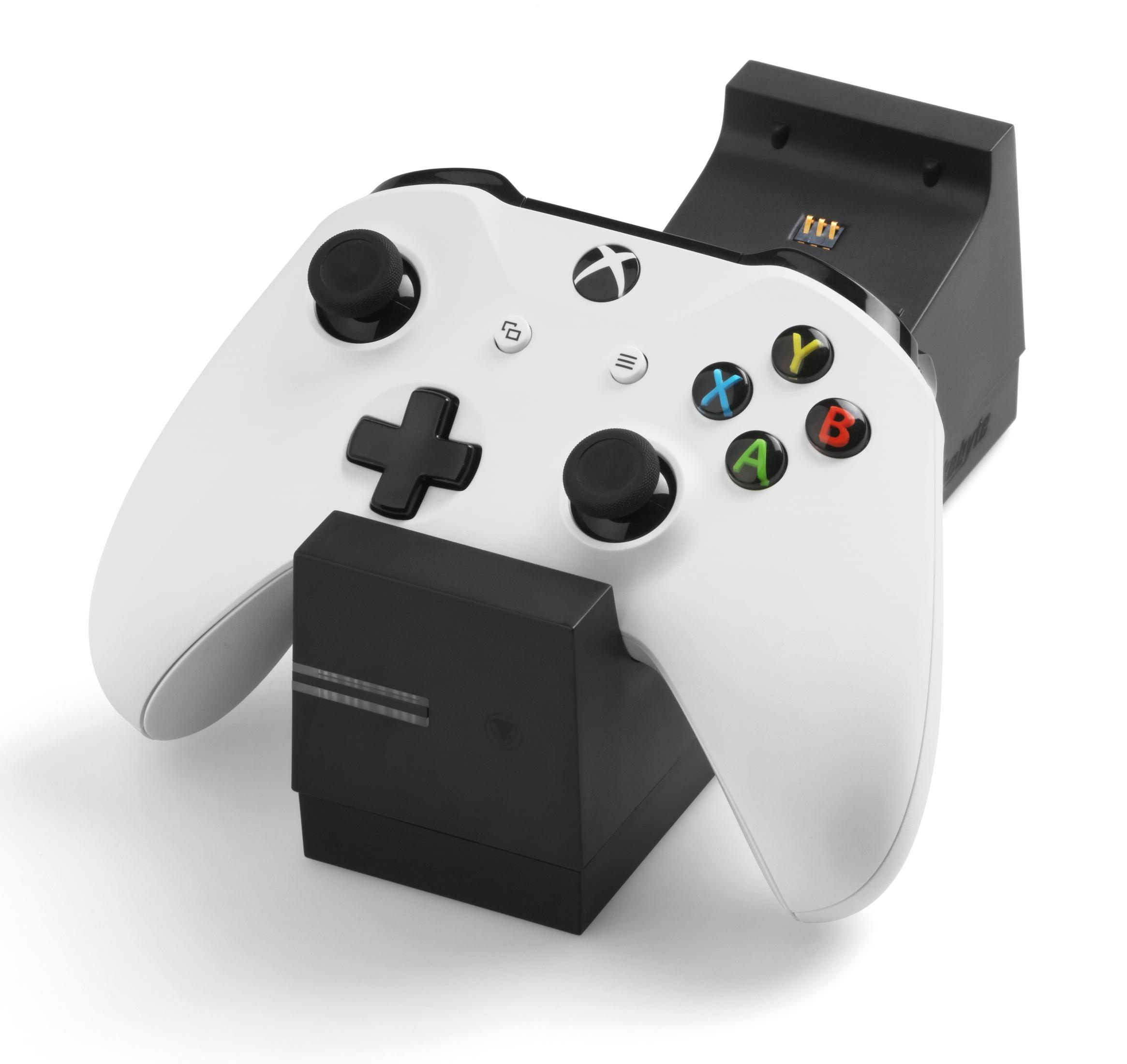 Weißer Xbox-Controller auf einer schwarzen Ladestation. Tasten mit X, Y, A, B beschriftet. Schwarzer Joystick und D-Pad.