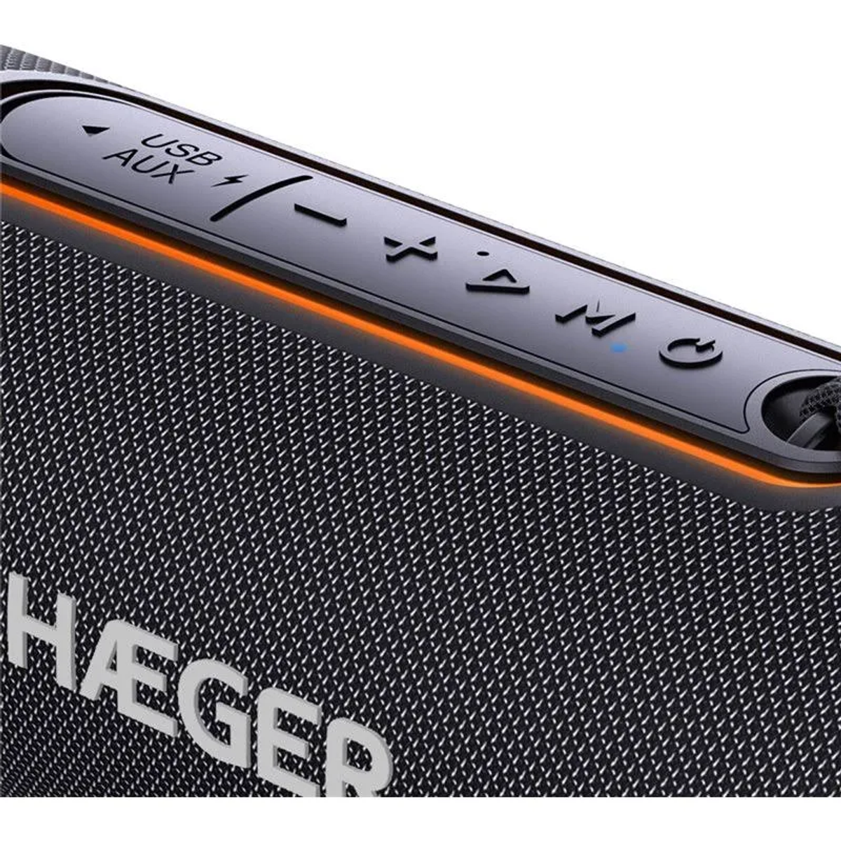 Zbliżenie głośnika z panelem sterowania. Panel ma etykiety USB i AUX, przyciski oraz pomarańczowe podświetlenie.