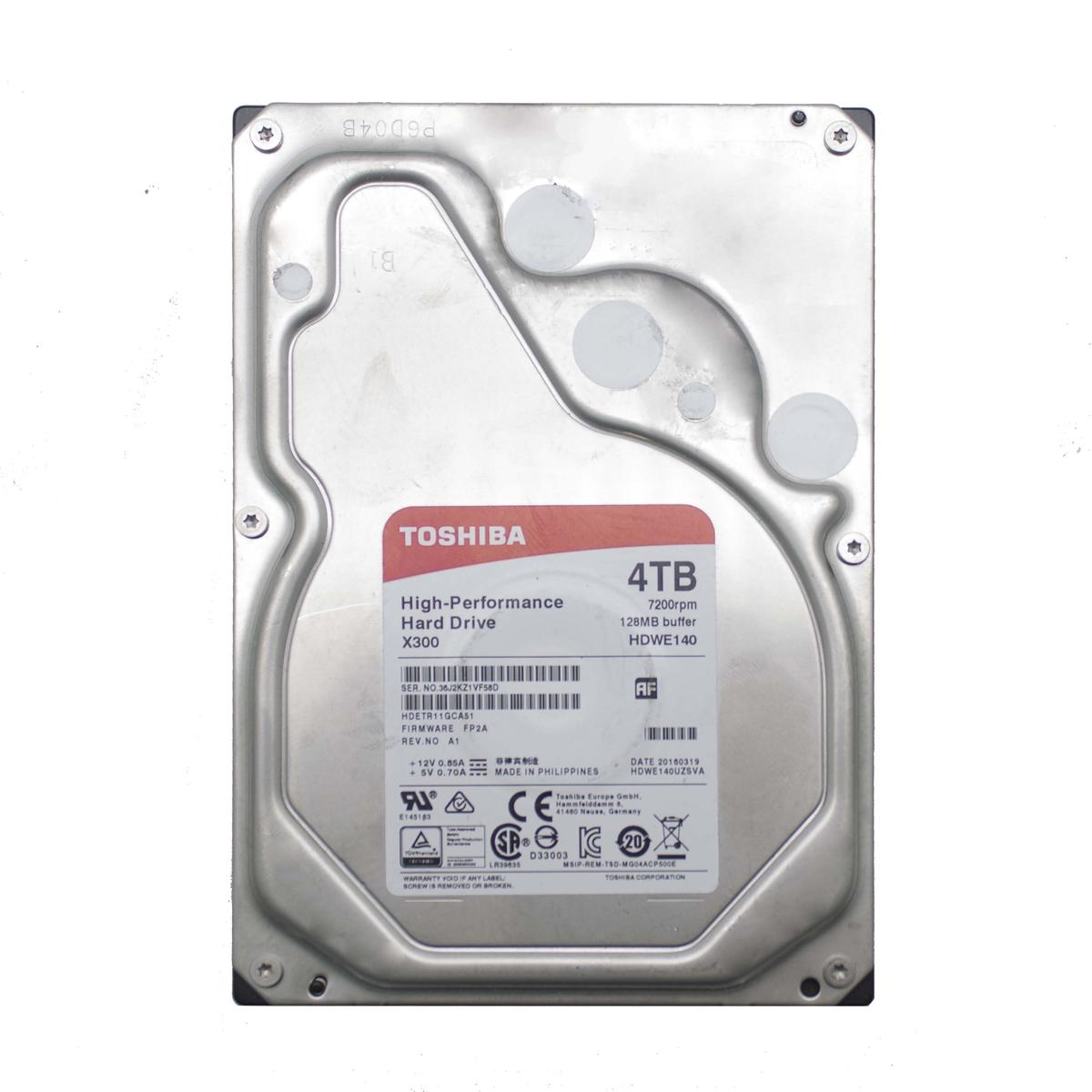 Un disco rigido Toshiba da 4TB. Ha un'etichetta rossa e bianca con specifiche. L'unità è argentata.