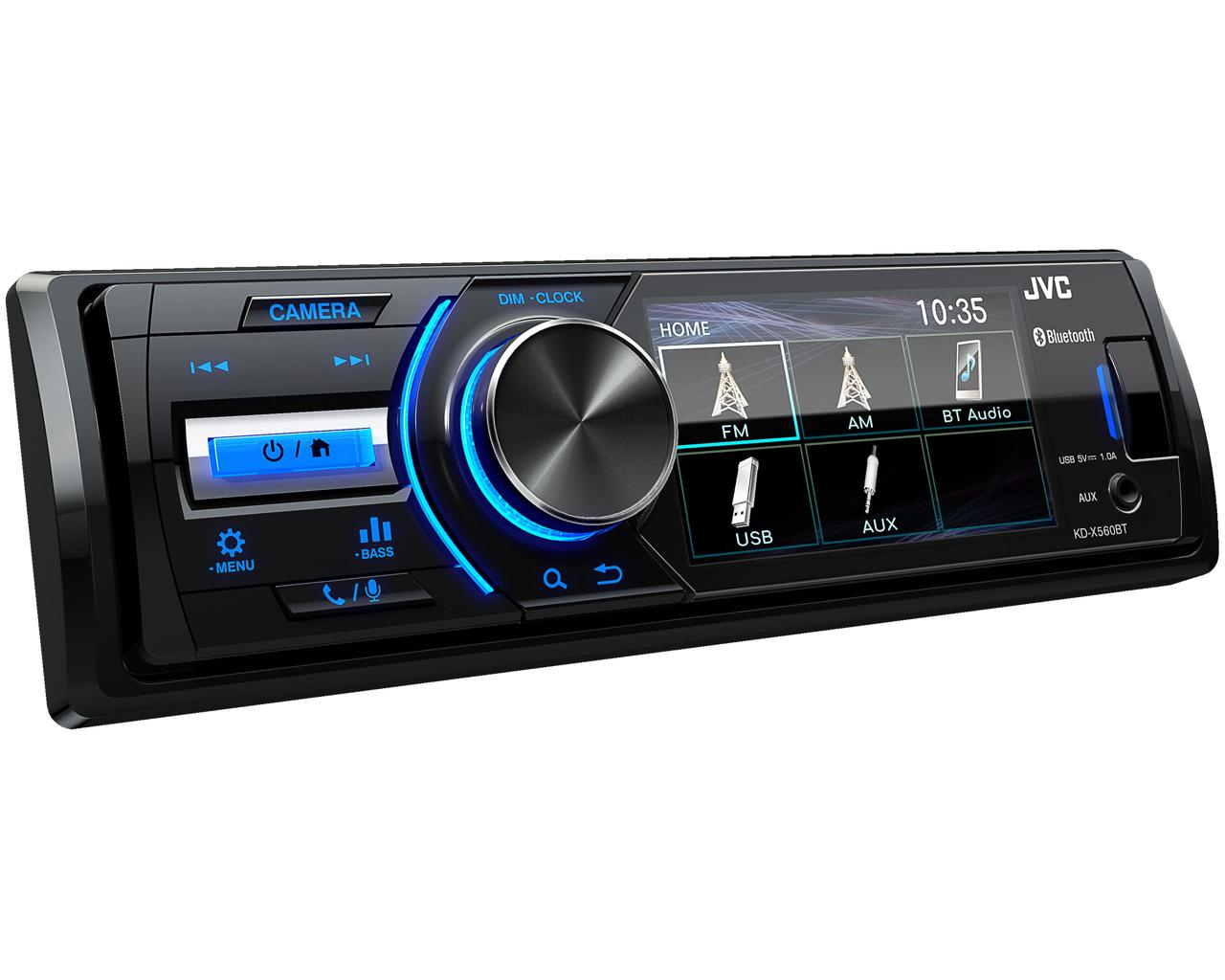 Autoradio con pantalla digital. Muestra hora, FM, AM y Bluetooth. Botones incluyen menú, bajos y cámara.