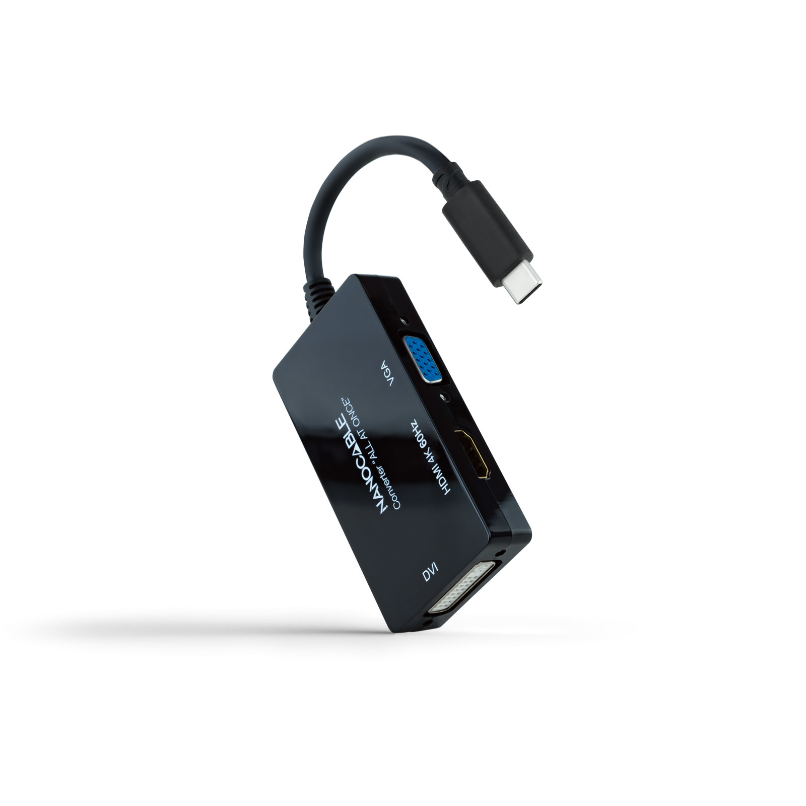 Schwarzer Nanocable-Konverter mit VGA-, HDMI- und DVI-Anschlüssen, verbunden mit einem USB-C-Kabel. Isoliert auf weißem Grund.