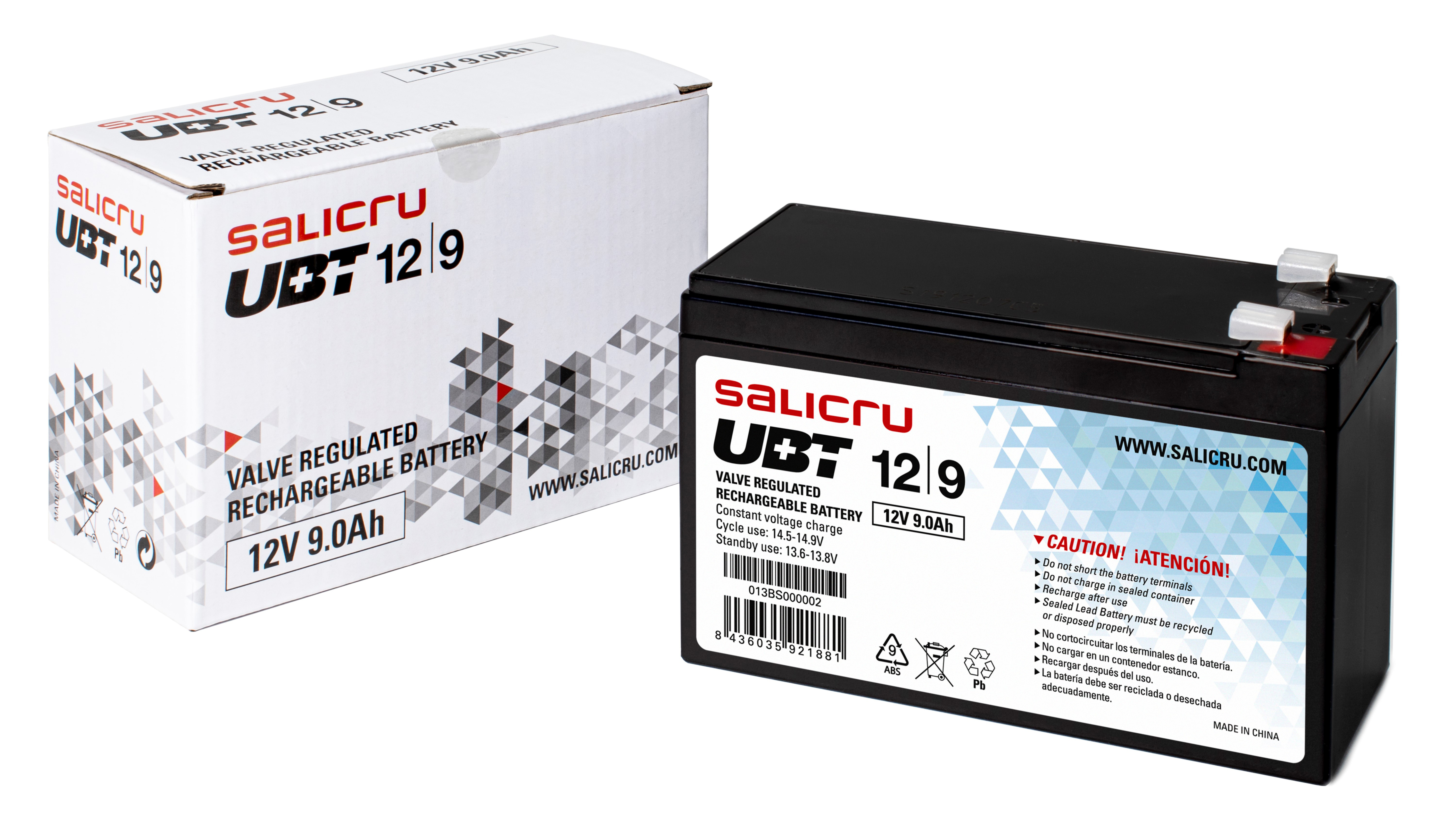 Se muestra una batería Salicru UBT 12/9 y su caja, ambas con etiquetas y advertencias. La batería es negra.