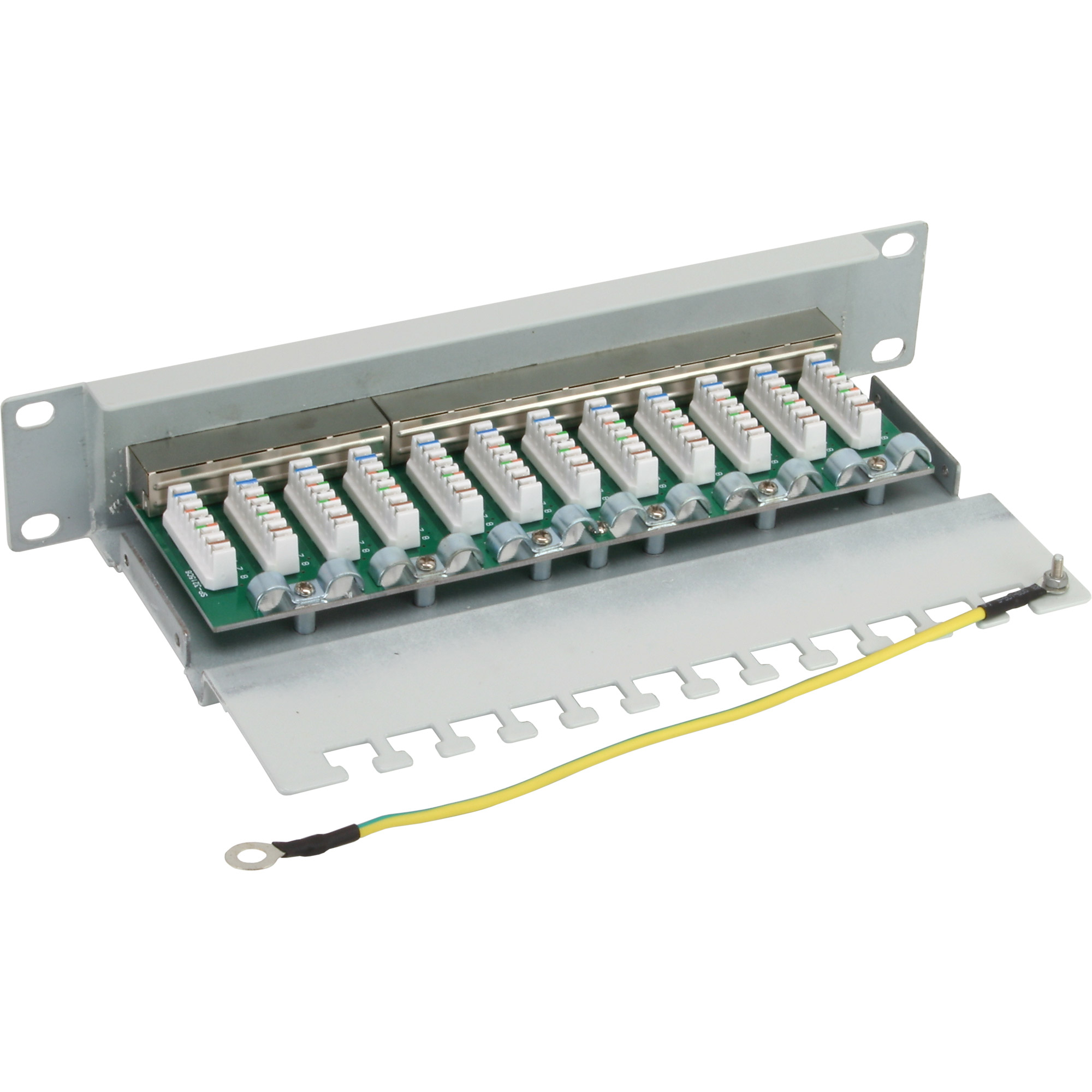 Netzwerk-Patchpanel mit RJ45-Anschlüssen. Es hat ein Metallgehäuse, grüne Leiterplatten und ein Erdungskabel.