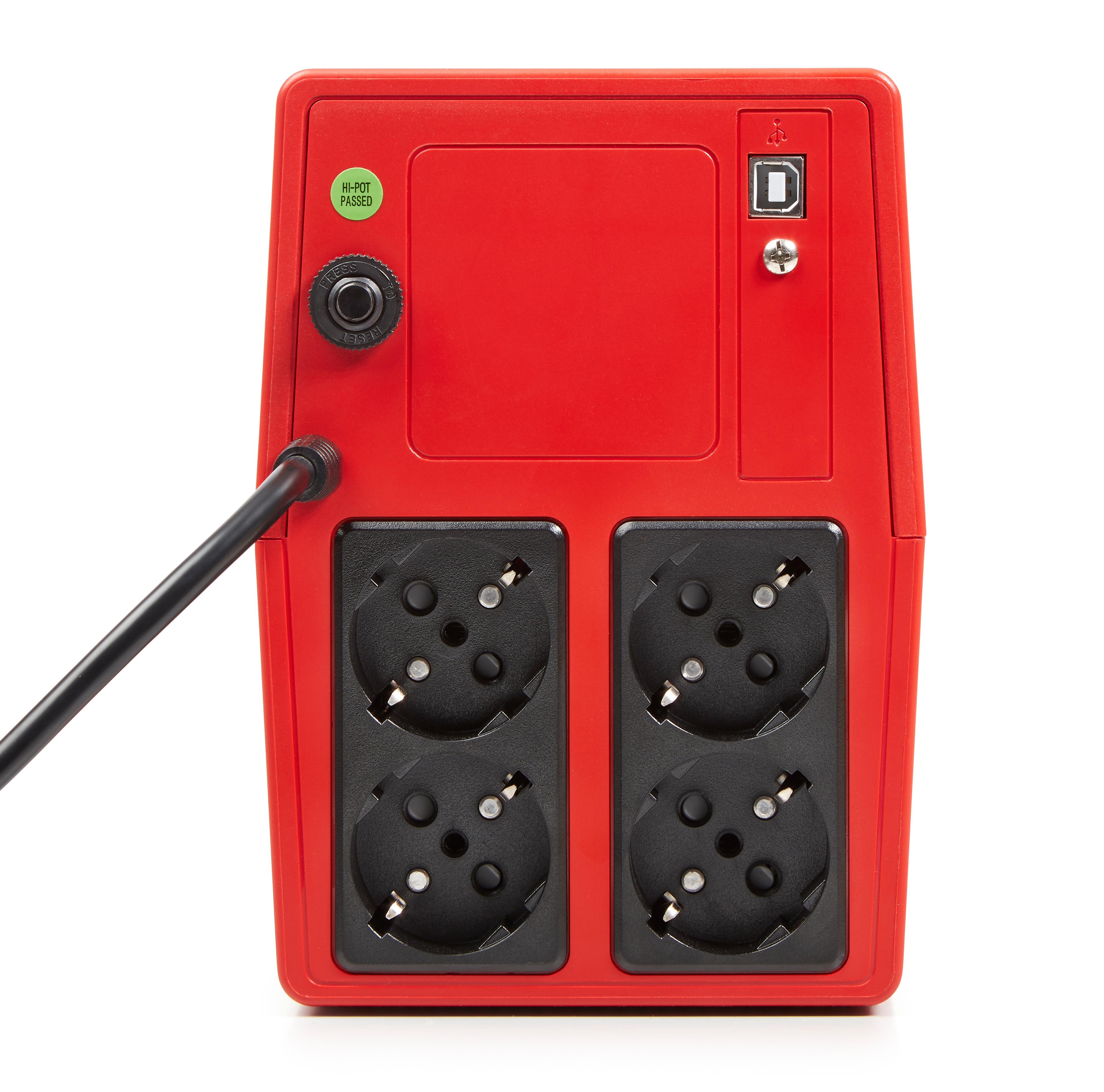 Parte trasera de regleta roja. Cuatro enchufes, puerto USB y pegatina verde 'Hi-Pot Passed'. Cable de alimentación negro a la izquierda.