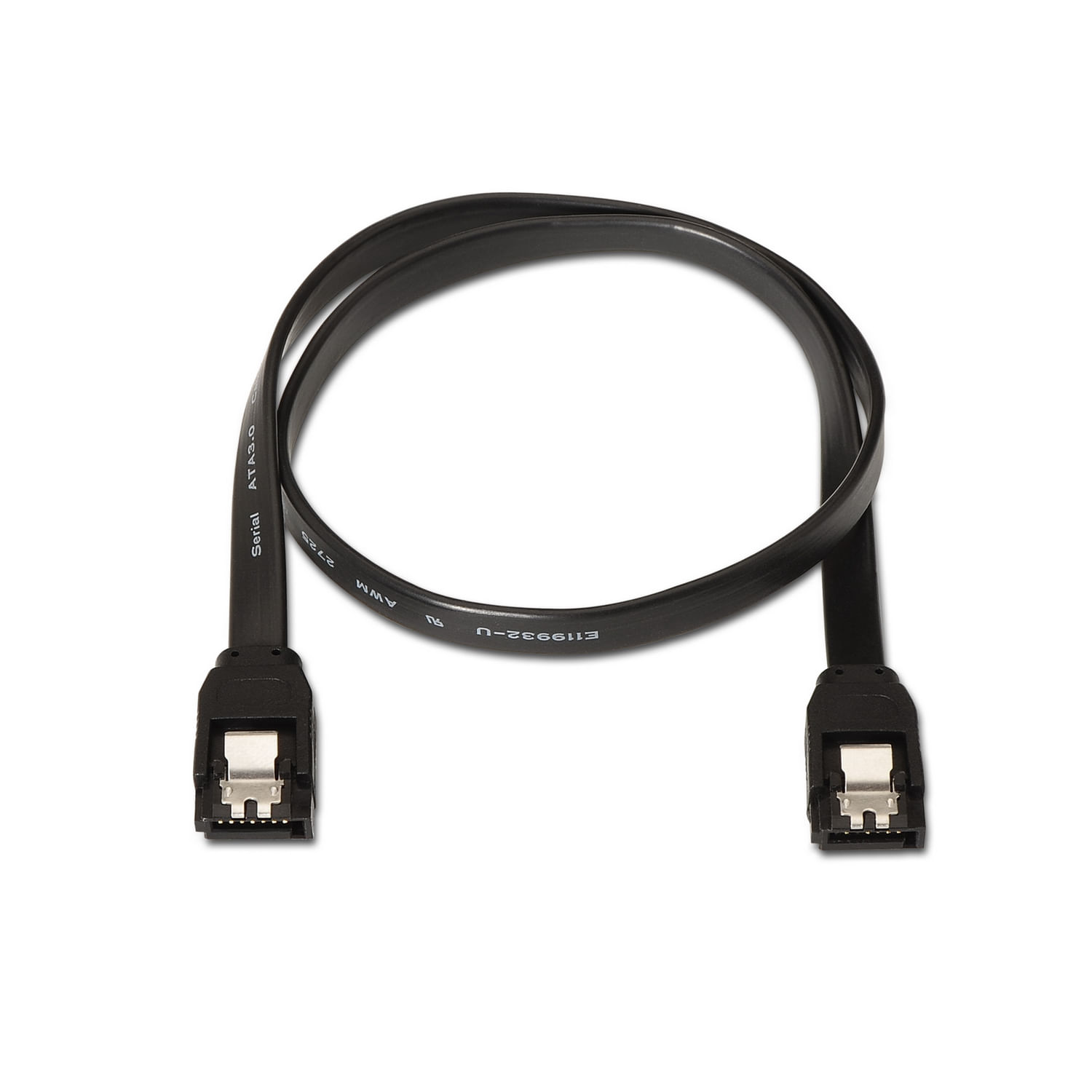Un cable SATA negro sobre un fondo blanco. Tiene dos conectores y está curvado en forma circular.
