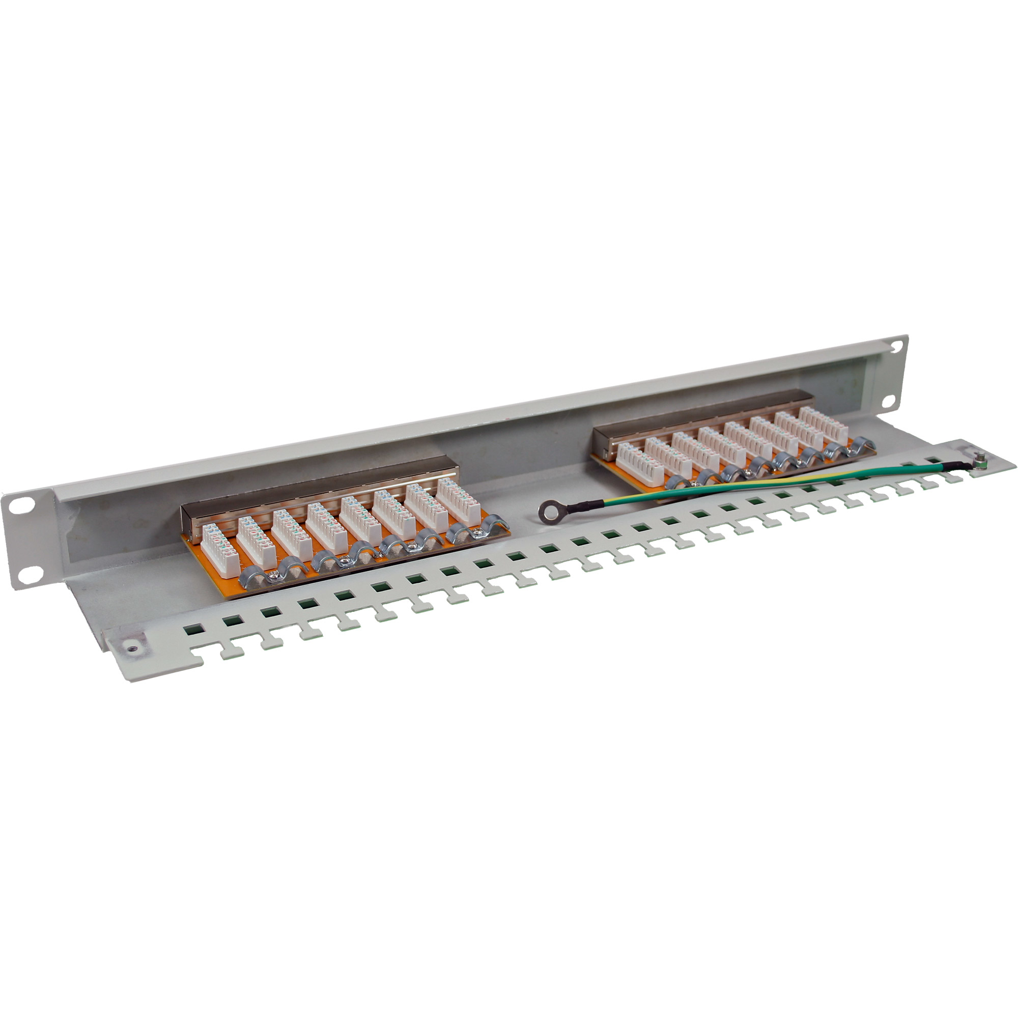 Server-Rack-Komponente mit mehreren weißen Steckern und grünem Erdungskabel. Der Hintergrund ist weiß.