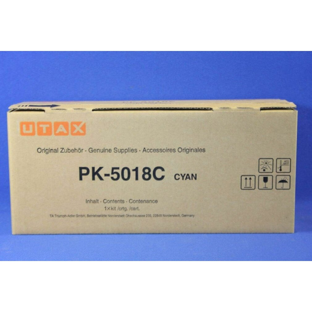 Scatola di cartone 'UTAX PK-5018C CYAN' su sfondo blu. Il testo include 'Original Supplies' e simboli di manipolazione.