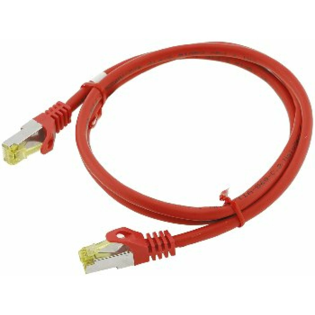 Un cavo Ethernet rosso con connettori gialli è arricciato su sfondo bianco.