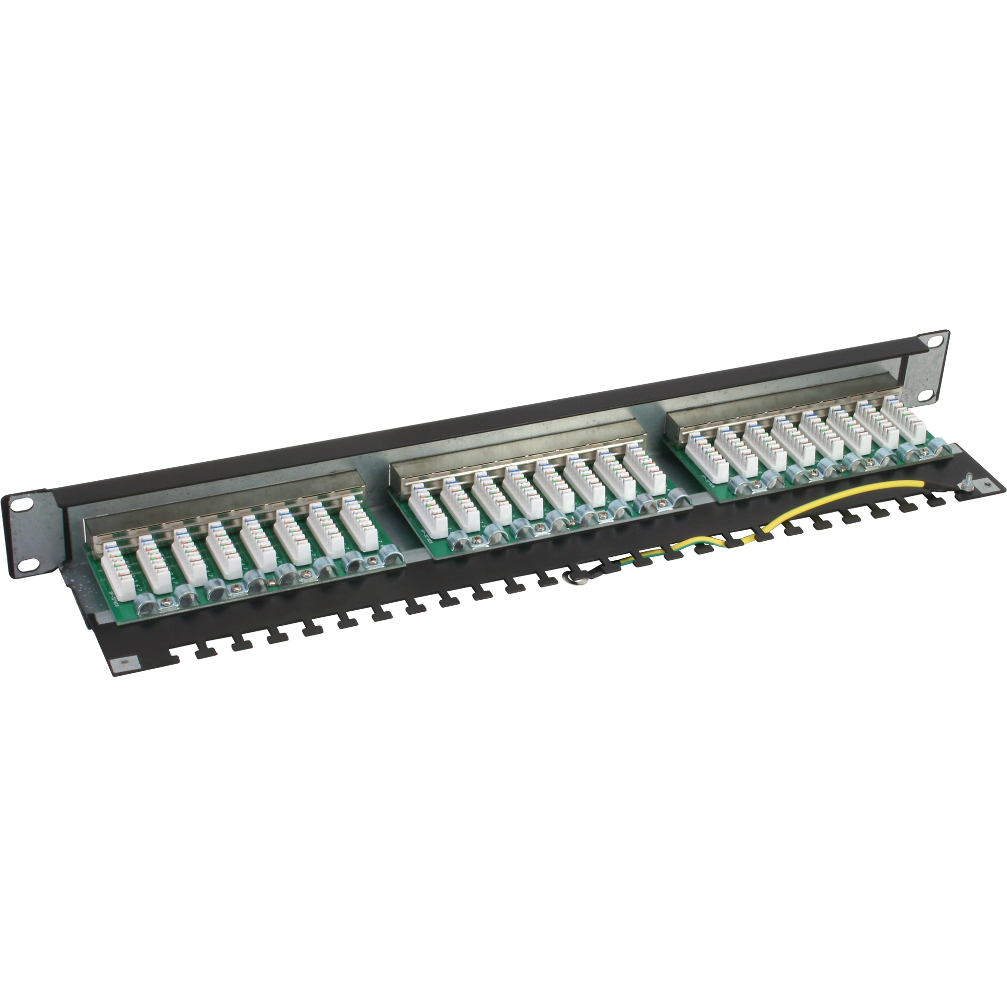 Ein schwarzes Netzwerk-Patchpanel mit mehreren RJ45-Anschlüssen. Weiße und blaue Stecker sind sichtbar. Gelbe und grüne Drähte sind hinten.
