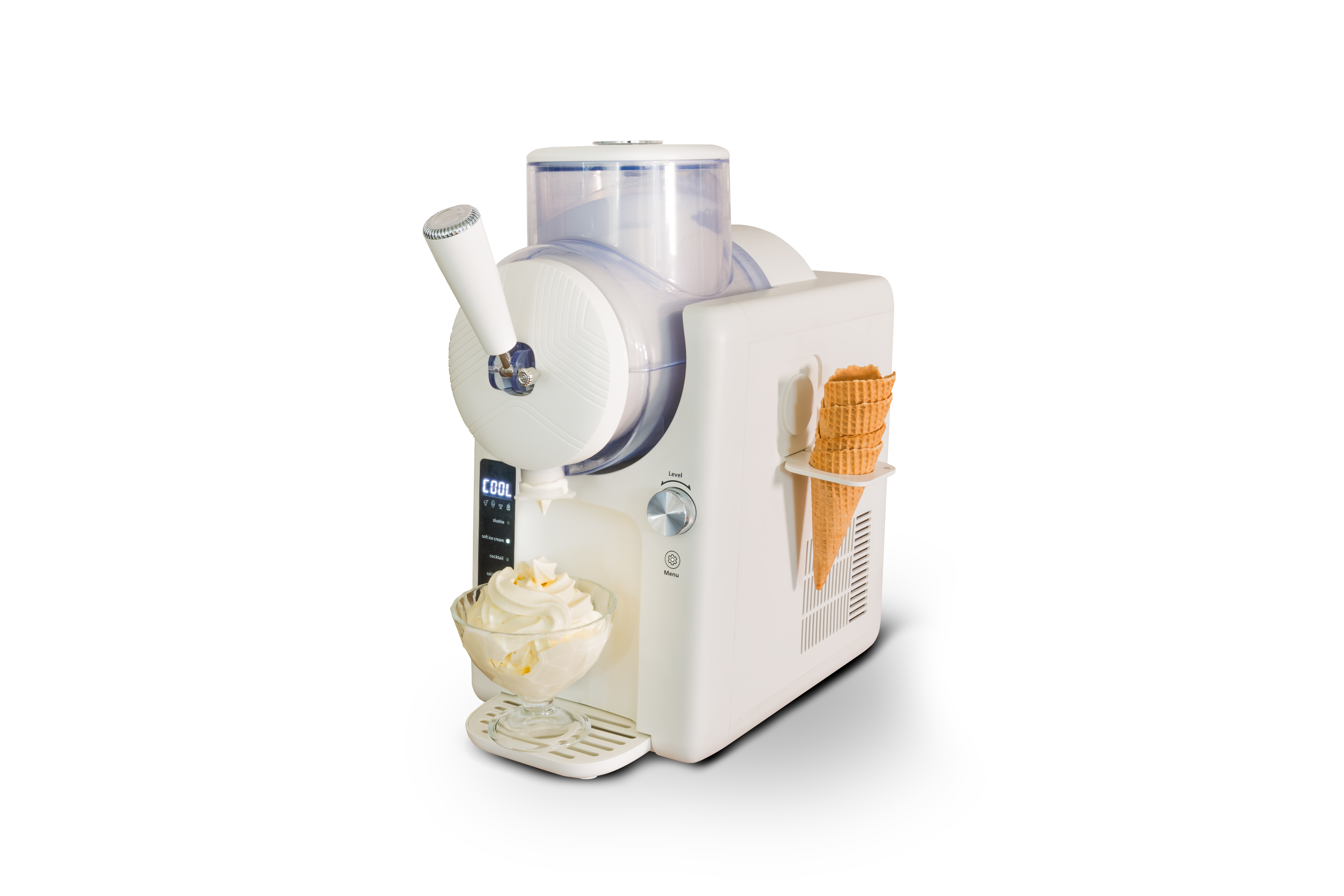 Eine weiße Eismaschine mit einer Schüssel Eis und Waffelhörnchen. Es befindet sich auf weißem Hintergrund.