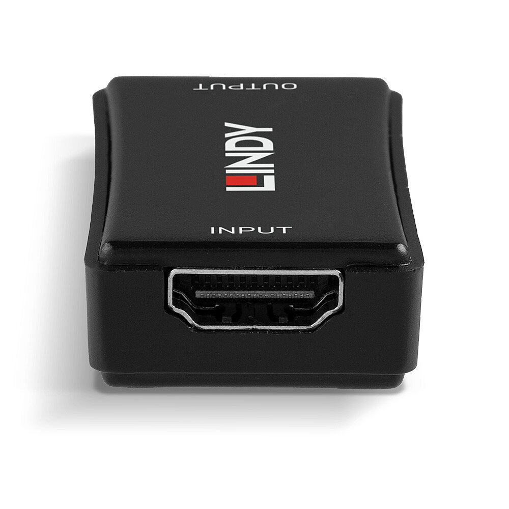 Schwarzer LINDY HDMI-Adapter. Eingangs- und Ausgangsbezeichnungen sind sichtbar, zusammen mit dem LINDY-Logo. Der HDMI-Anschluss ist unten sichtbar.
