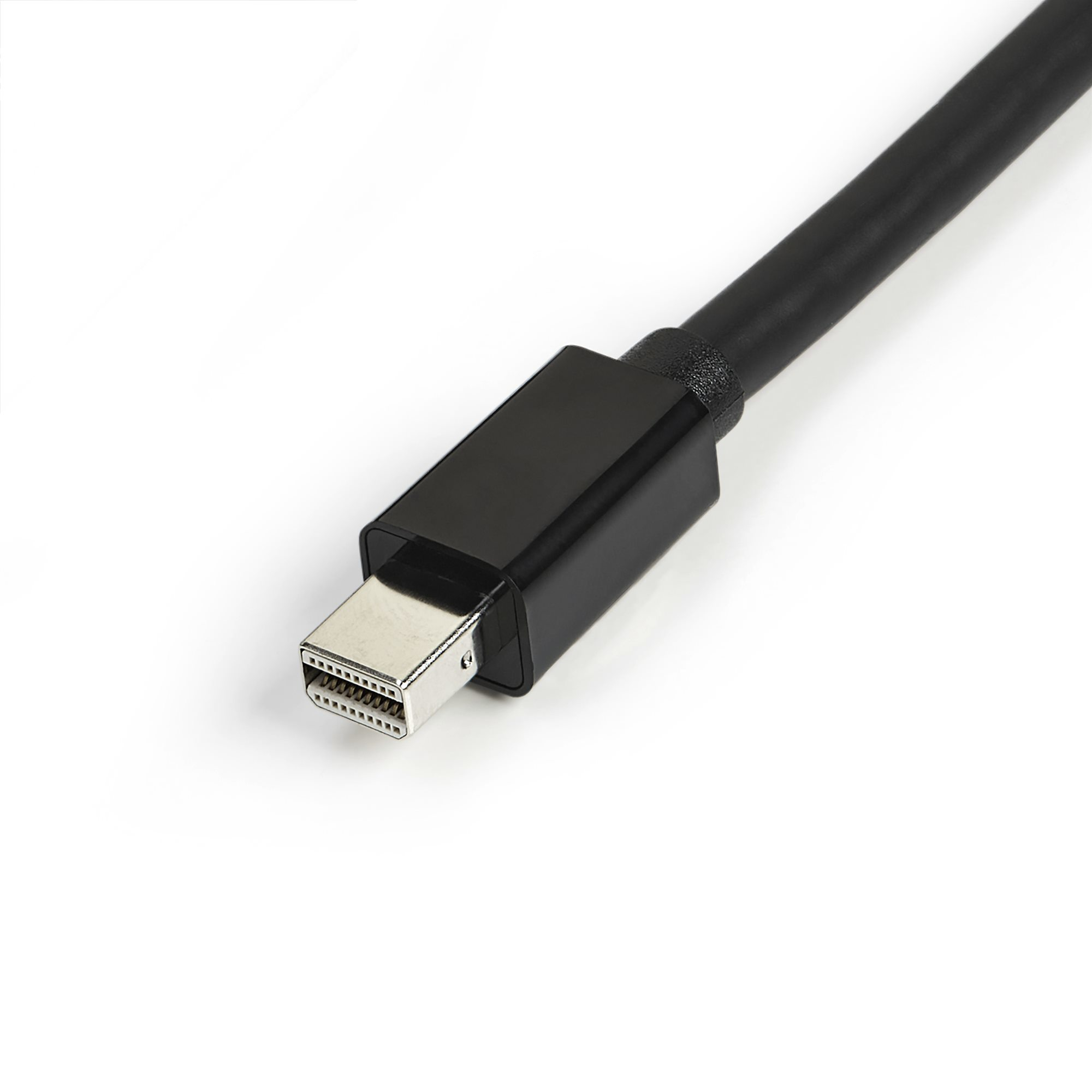 Un cable de pantalla negro con un conector plateado sobre un fondo blanco. El cable está en ángulo.