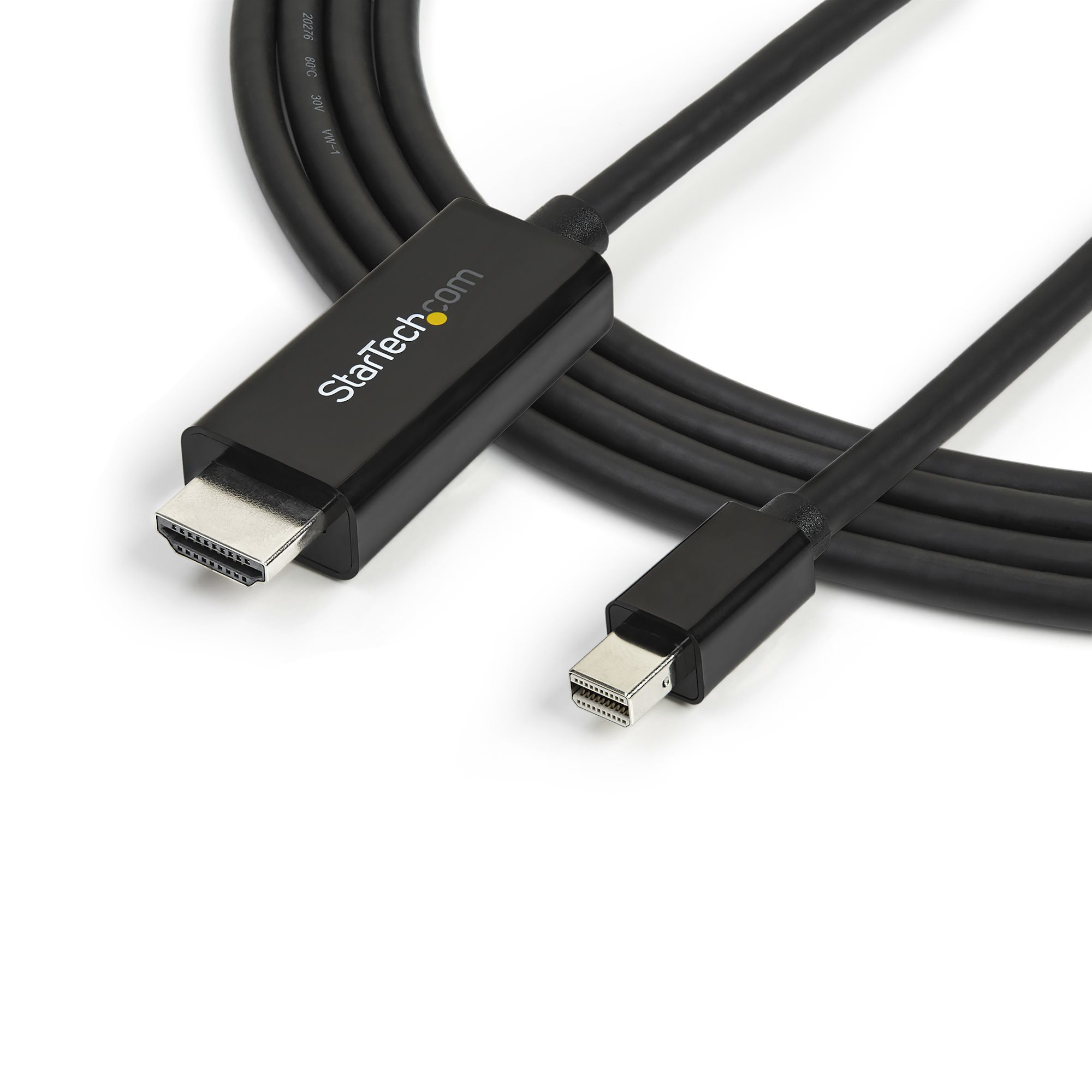 Un cable negro StarTech con conectores HDMI y Mini DisplayPort, sobre fondo blanco.