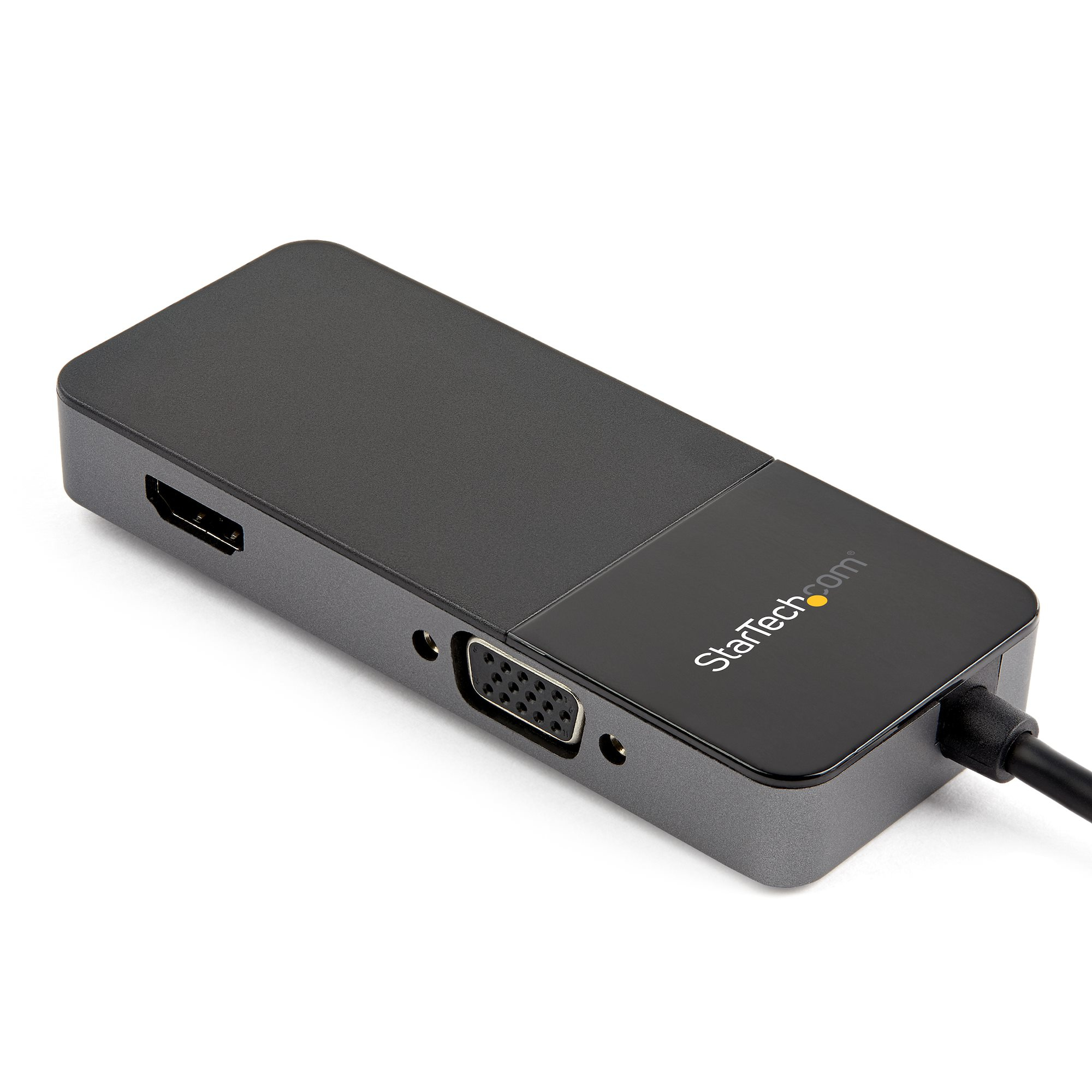 Un adaptador gris StarTech con puertos, incluyendo HDMI y VGA, conectado a un cable negro sobre una superficie blanca.