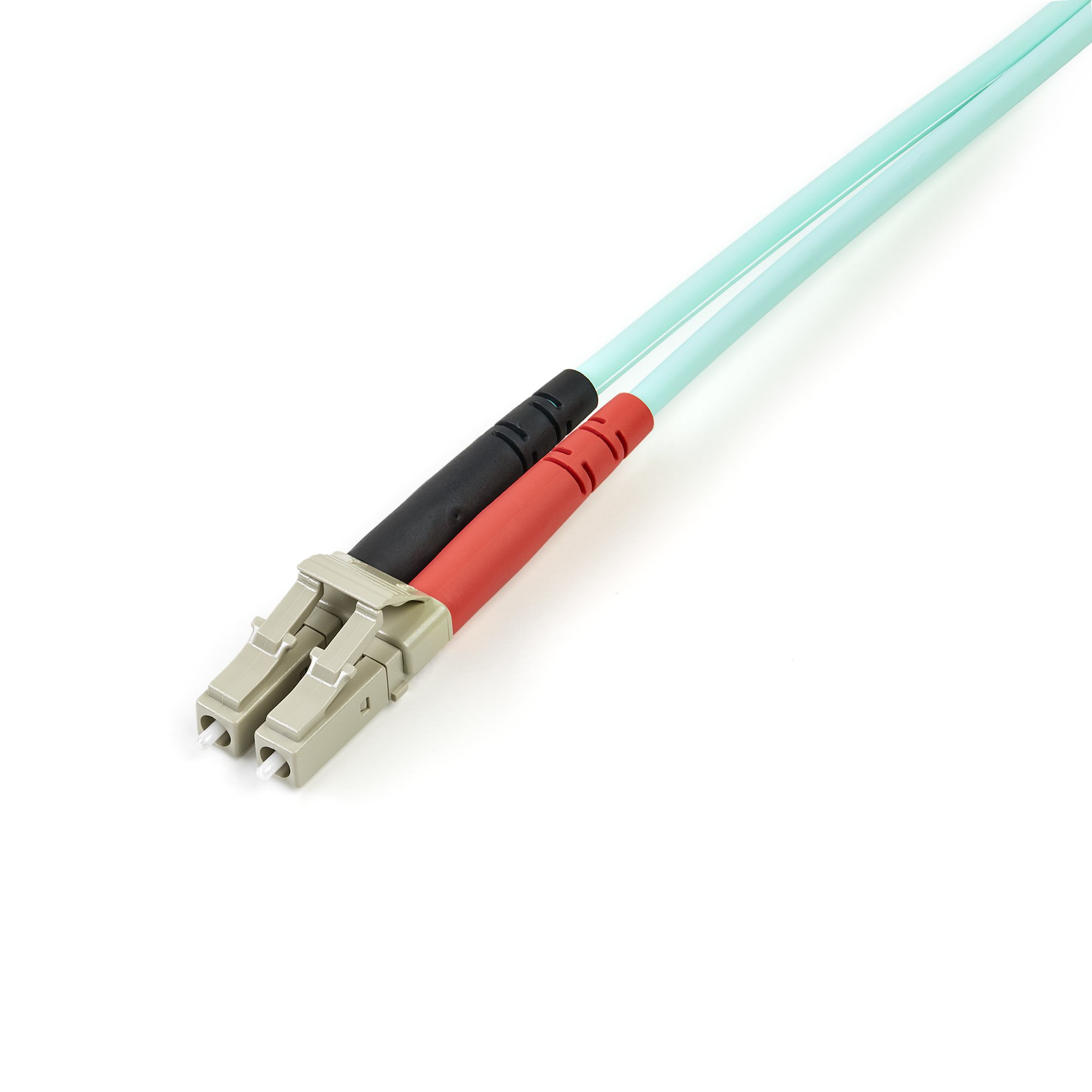 Dos cables de fibra óptica con conectores beige, extremos negro y rojo, y cubiertas de cable azul claro sobre fondo blanco.