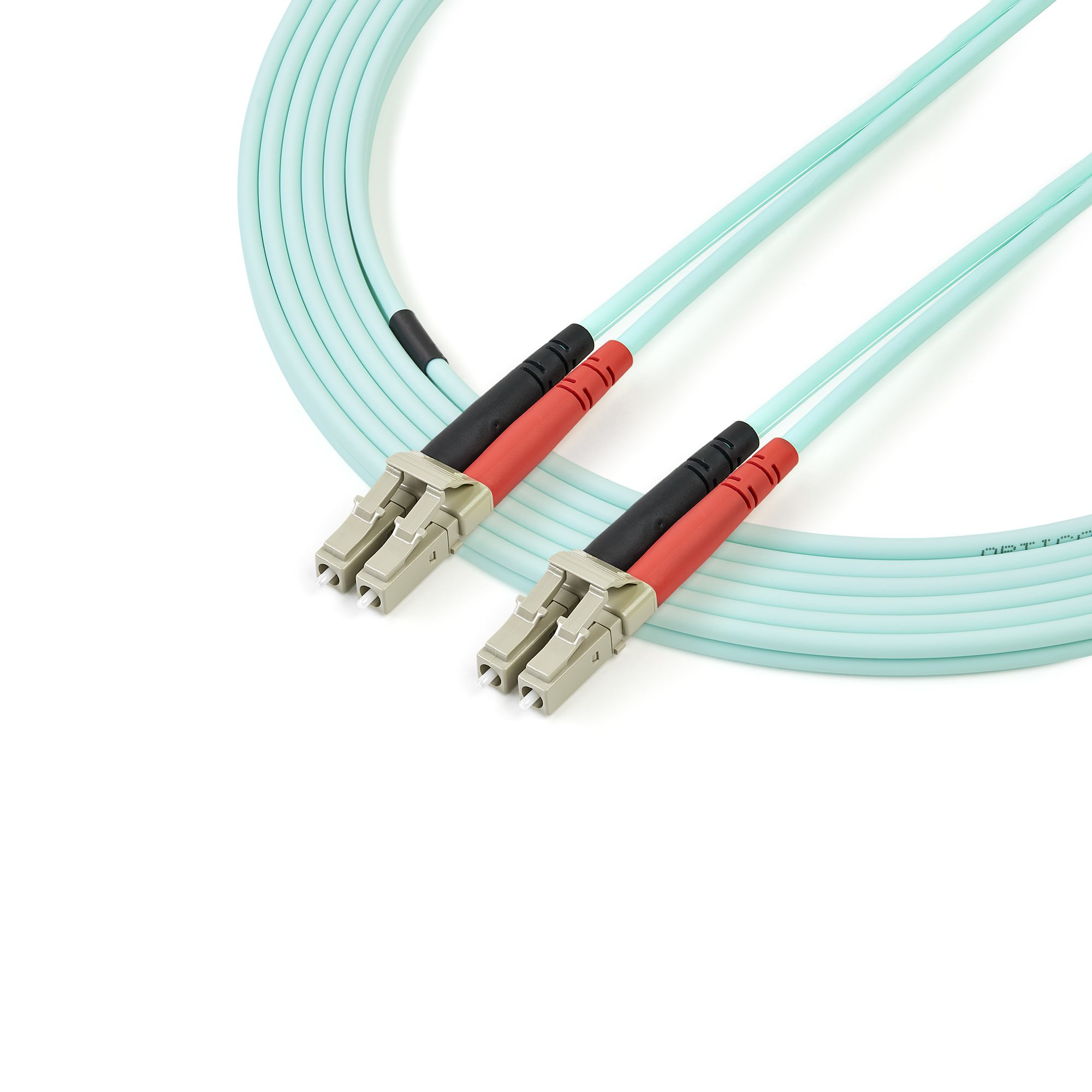 Dos cables de fibra óptica con conectores beige, detalles en negro y rojo, sobre fondo blanco. Cables azul claro curvados.