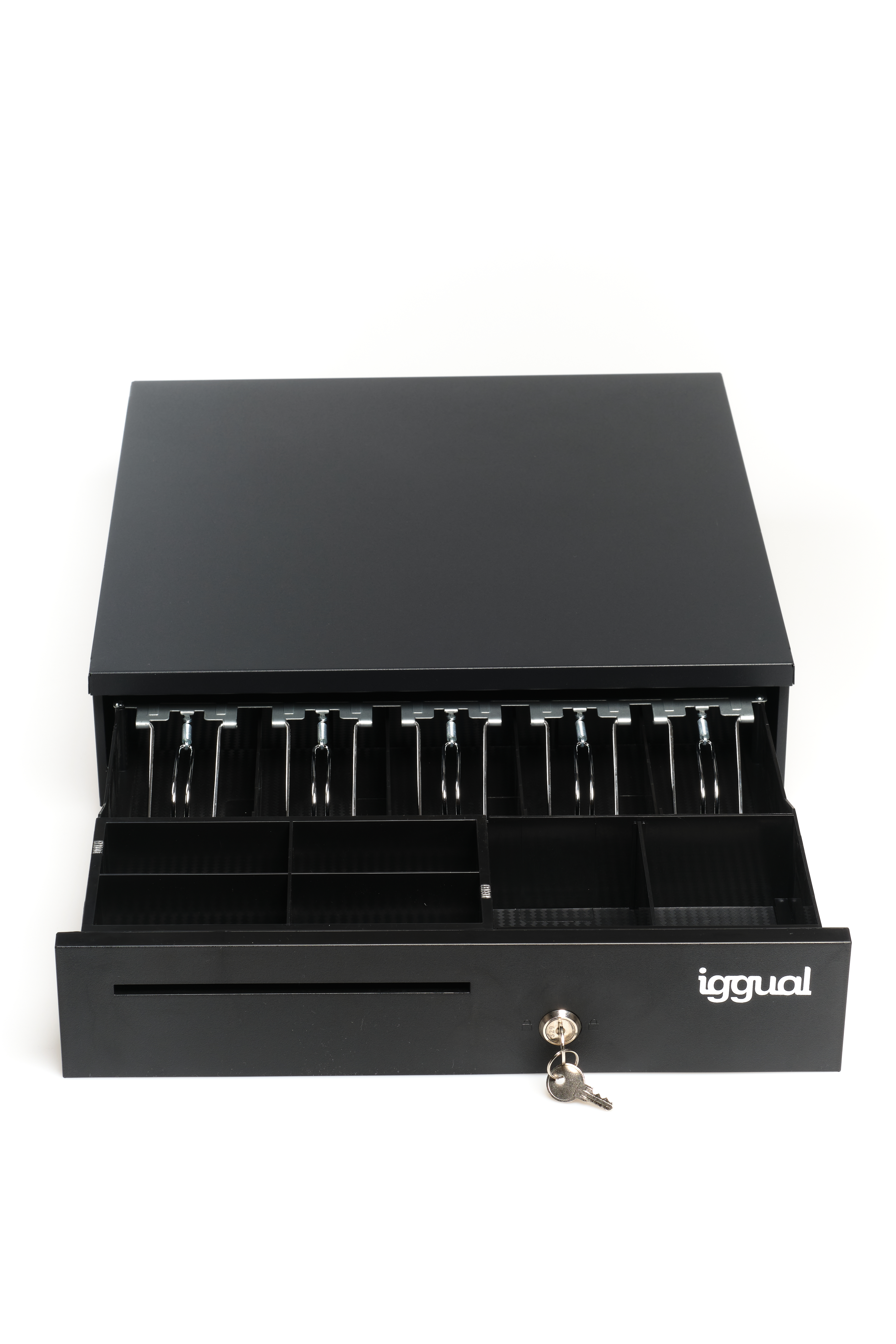 Una caja registradora negra con un cajón abierto, mostrando compartimentos y cerradura de llave, sobre fondo blanco. La marca es 'iggual'.