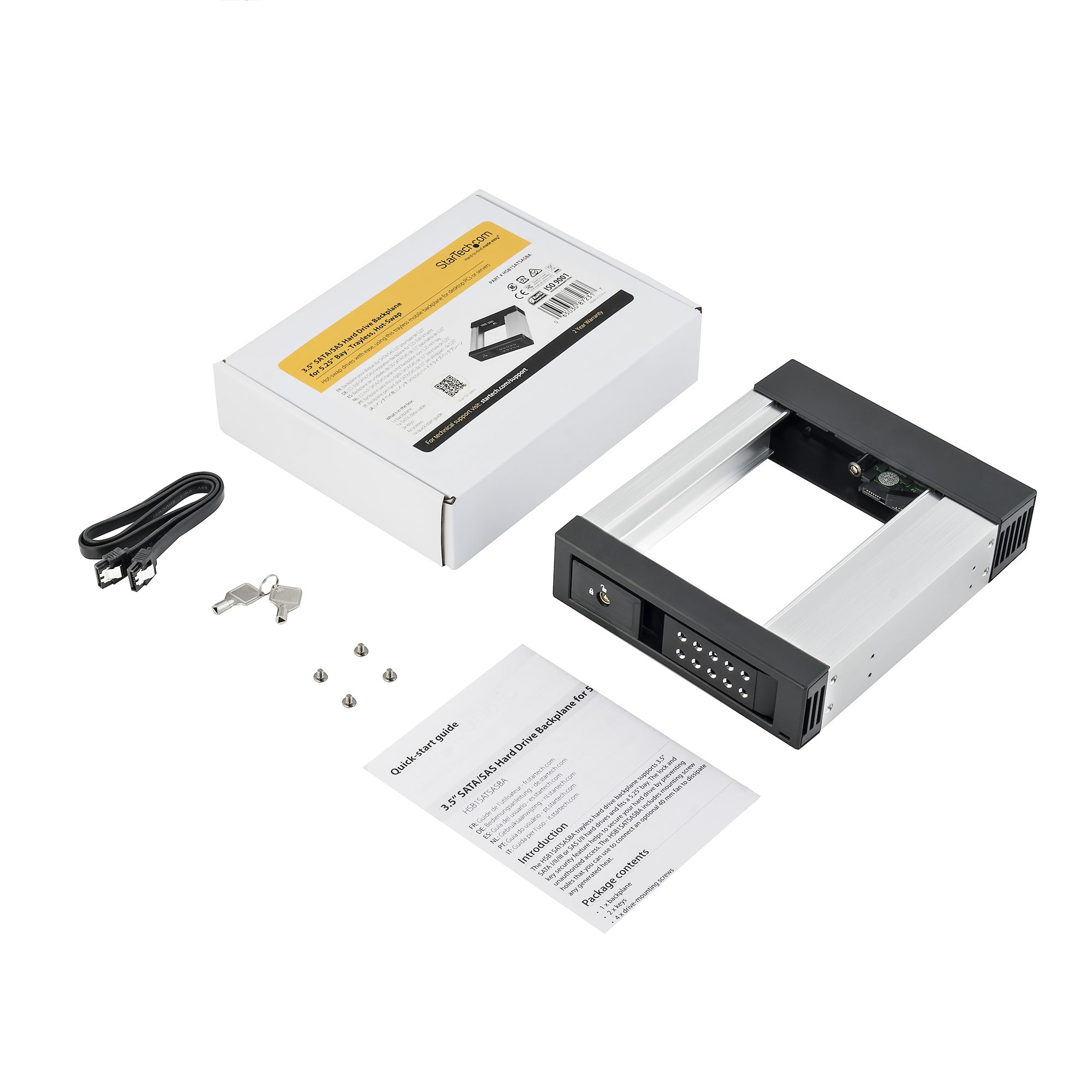 Das Bild zeigt ein Festplatten-Backplane-Kit mit einer Box, Schlüsseln, Schrauben und einer Schnellstartanleitung.
