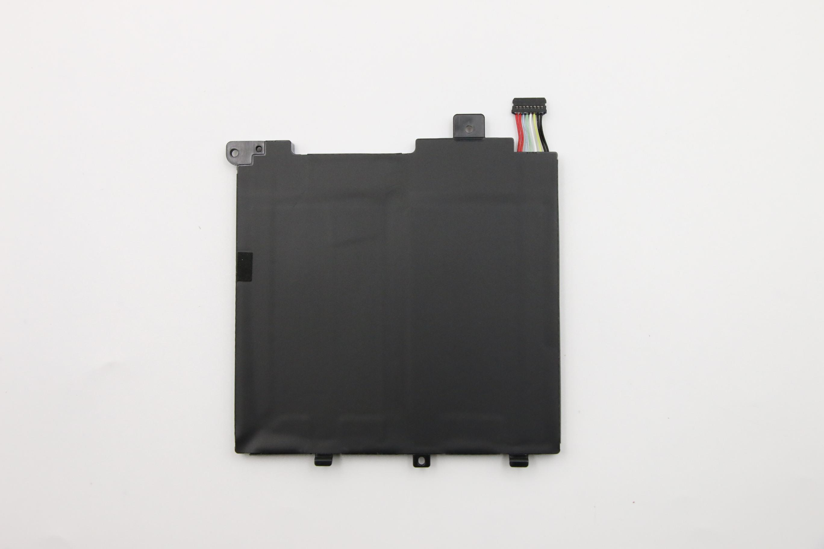 Ein schwarzer, rechteckiger Laptop-Akku auf weißem Hintergrund mit einem mehrfarbigen Stecker.