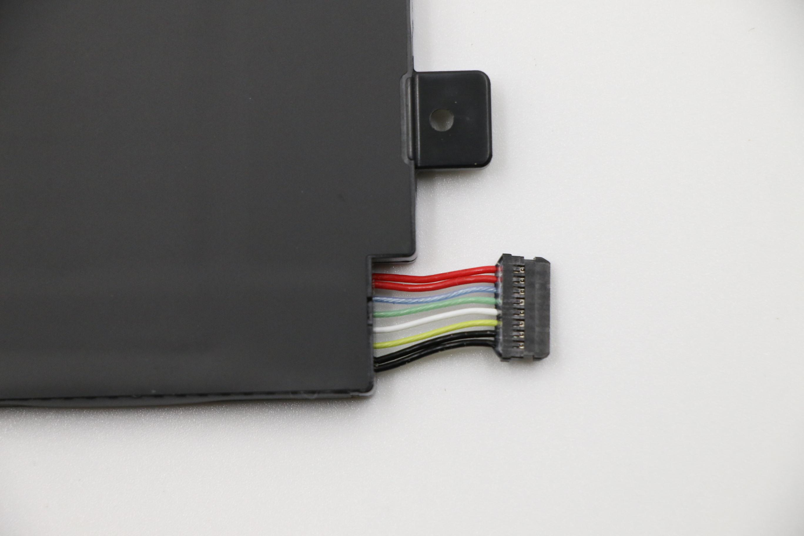 Ein schwarzes rechteckiges Objekt mit einem Stecker und farbigen Drähten auf weißem Untergrund.