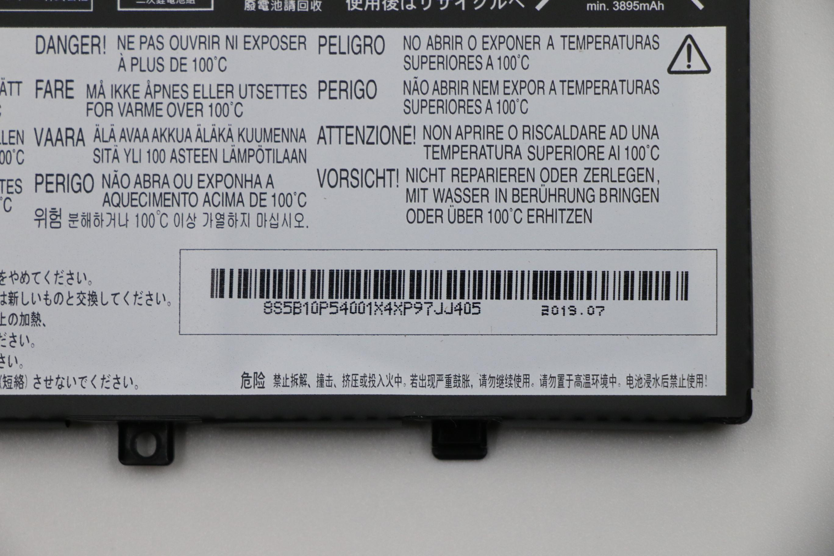 Warnschild mit Text in mehreren Sprachen und Sicherheitshinweisen, sowie Barcode.