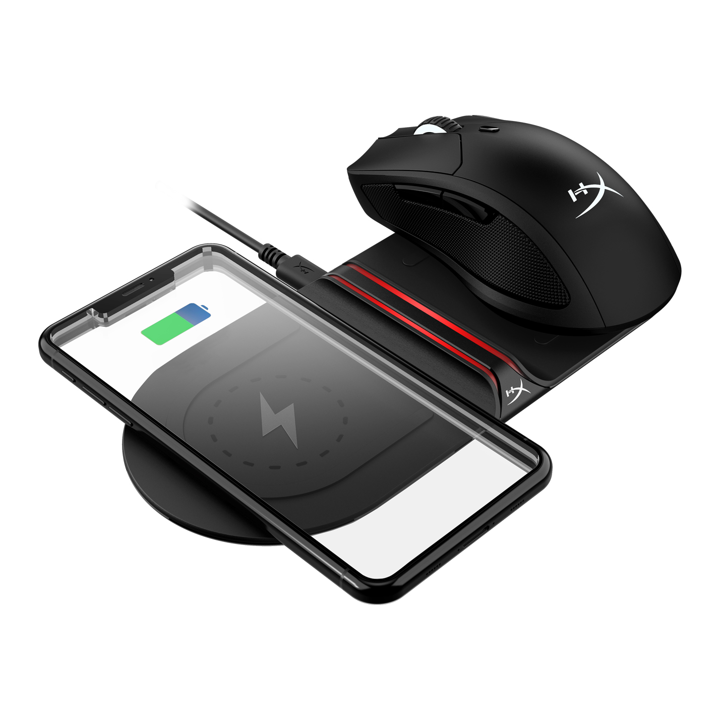 Mouse wireless nero e telefono in carica su un tappetino nero. Il telefono mostra una batteria in carica. Lo sfondo è bianco.