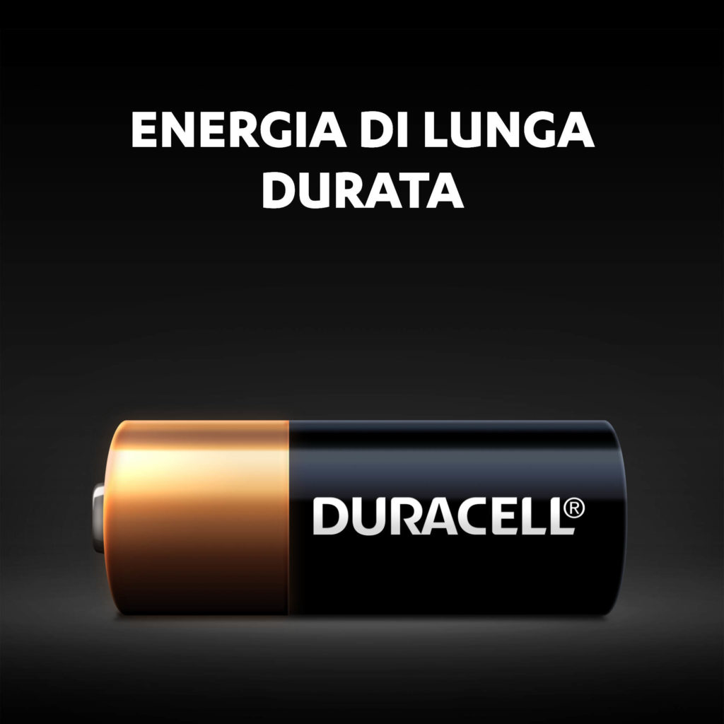 Una pila Duracell con secciones doradas y negras. El texto superior dice 'Energia di lunga durata'. El logotipo de Duracell está en la pila.