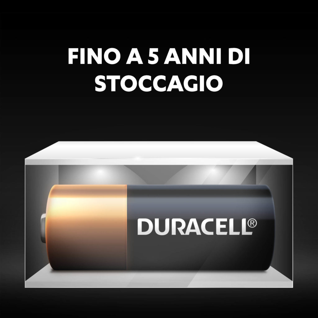 Una pila Duracell se muestra dentro de una caja blanca. La pila es negra con una parte superior de cobre. El texto superior dice: Fino a 5 anni di stoccaggio.