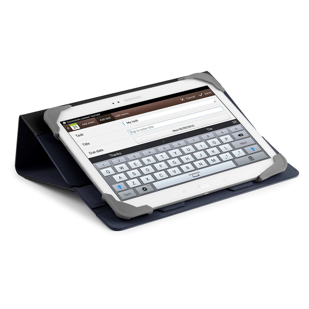 Una tableta con un teclado mostrado. La tableta está en una funda azul. La pantalla muestra una aplicación de gestión de tareas.