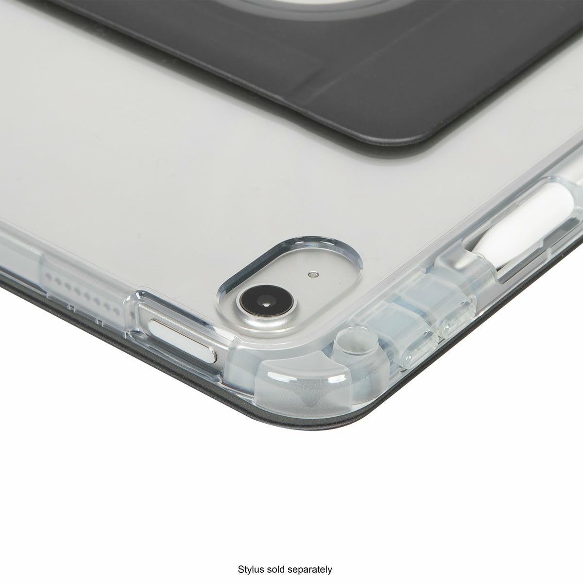 Primer plano de una funda transparente para tableta con lente de cámara, lápiz blanco y cubierta negra sobre fondo blanco.