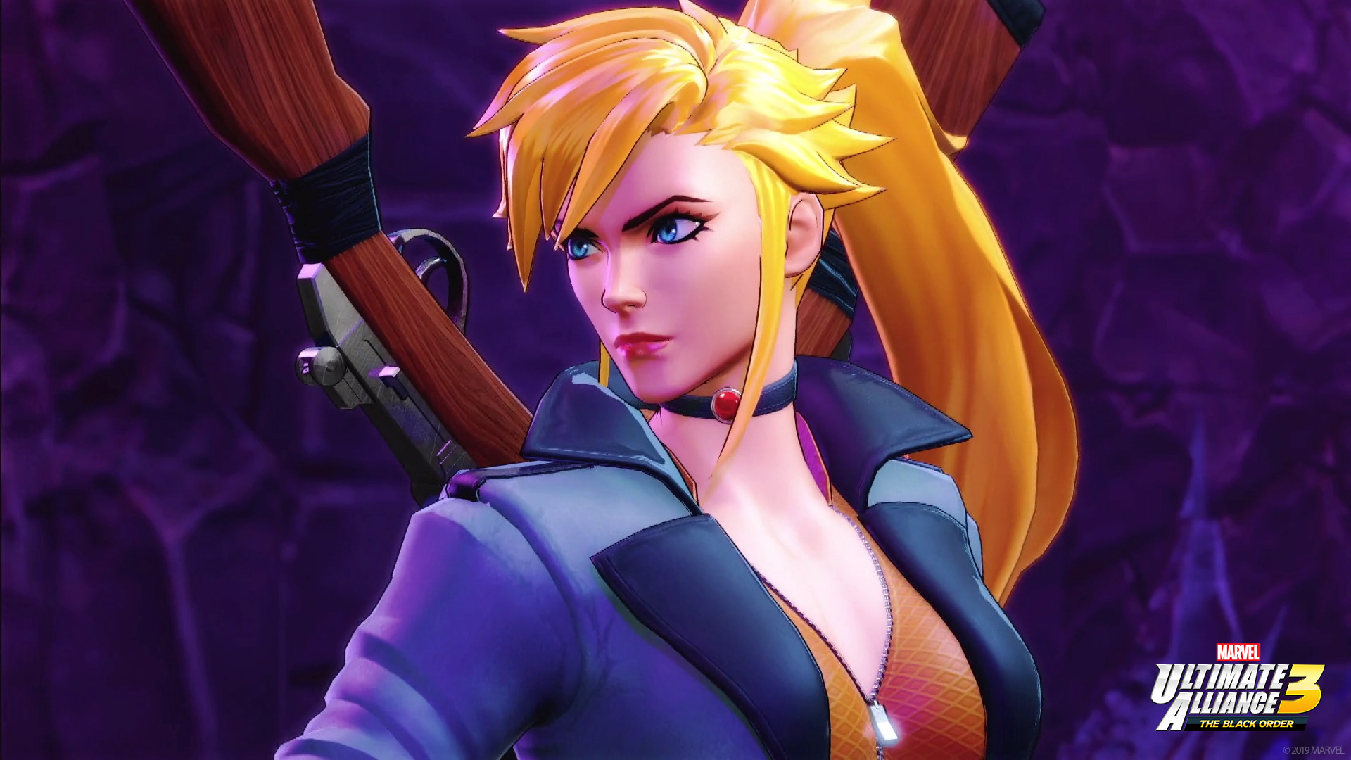 Eine blonde Frau mit blauen Augen und einem Pferdeschwanz, die eine blaue Jacke trägt, hält ein Gewehr. Der Hintergrund ist lila, und das Spiel-Logo ist sichtbar.
