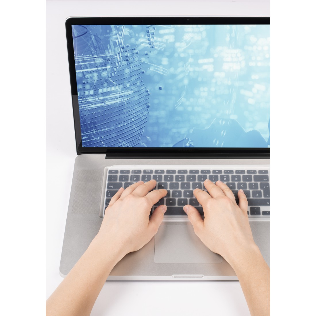 Hände tippen auf einer Laptop-Tastatur. Der Bildschirm zeigt eine blaue, abstrakte Grafik. Die Tastatur hat eine Abdeckung.