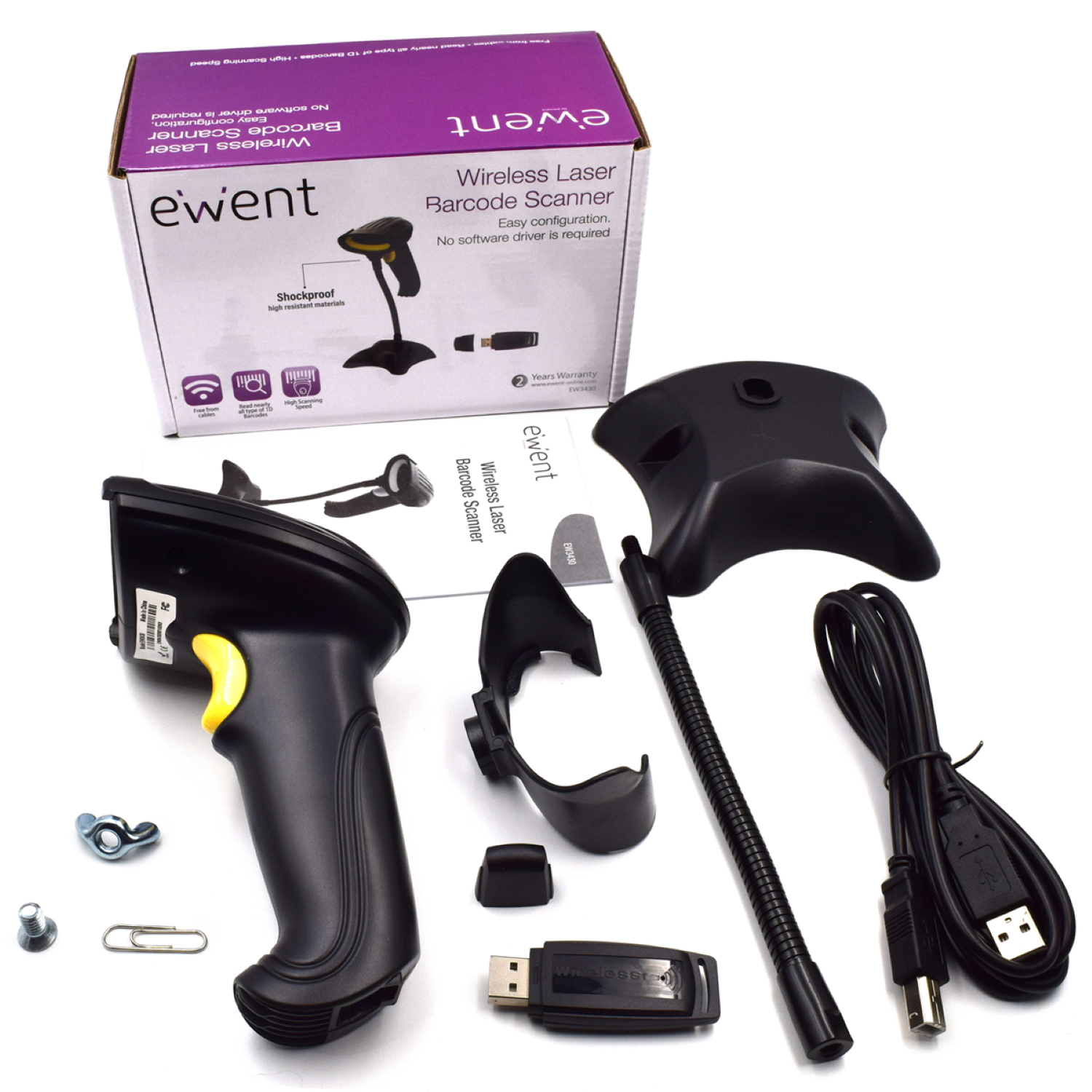 Ein Barcode-Scanner-Kit mit einem schwarzen Scanner, Ständer, USB-Kabel und anderem Zubehör. Eine Box und ein Handbuch sind ebenfalls vorhanden.