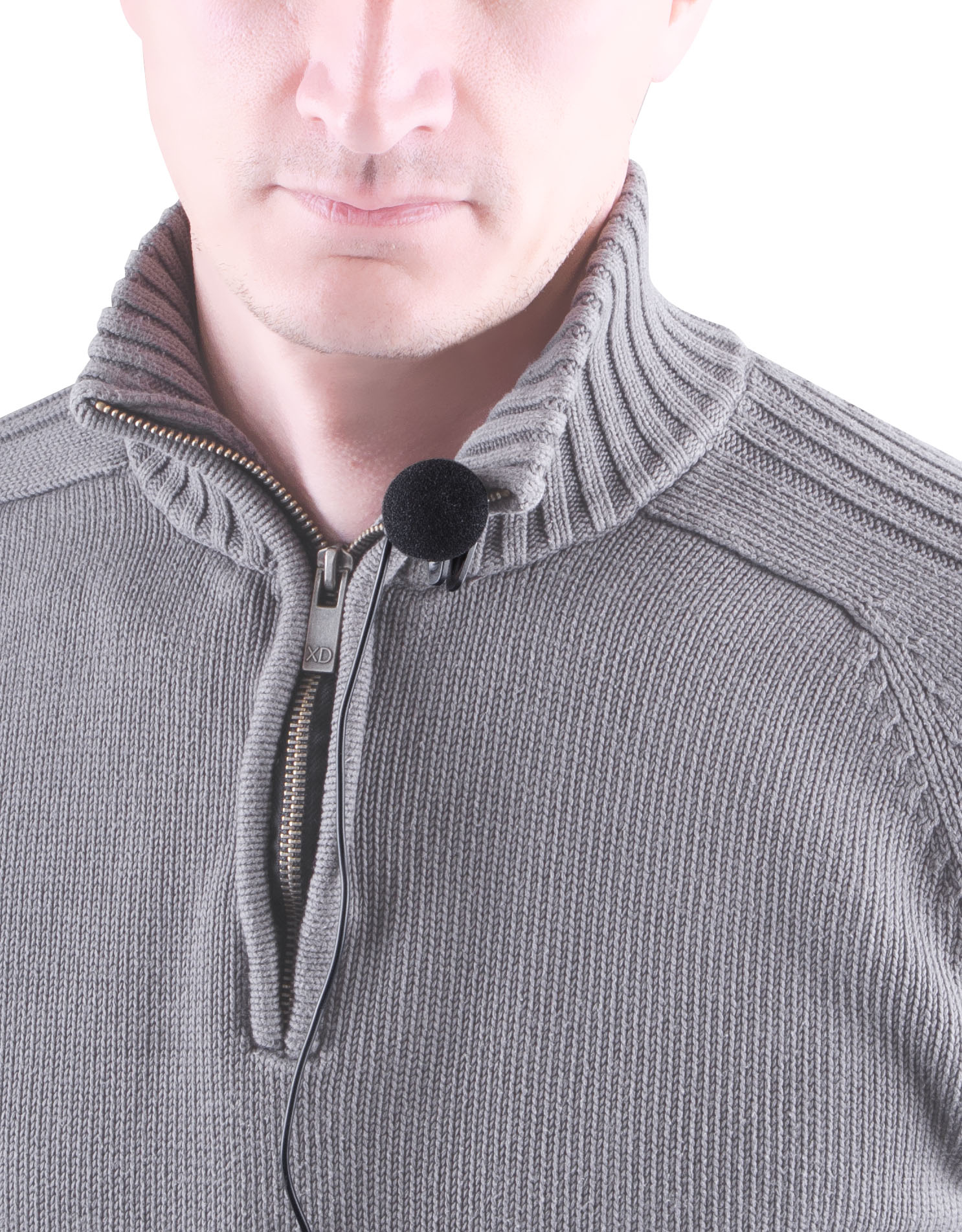 Un uomo con un maglione grigio con cerniera e un piccolo microfono nero attaccato al colletto.