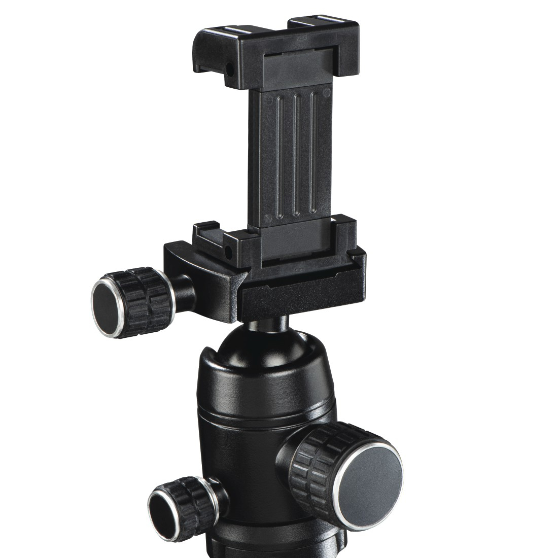 Czarny uchwyt na telefon zamontowany na głowicy statywu. Posiada regulowane pokrętła i zacisk do zabezpieczania telefonu. Białe tło.