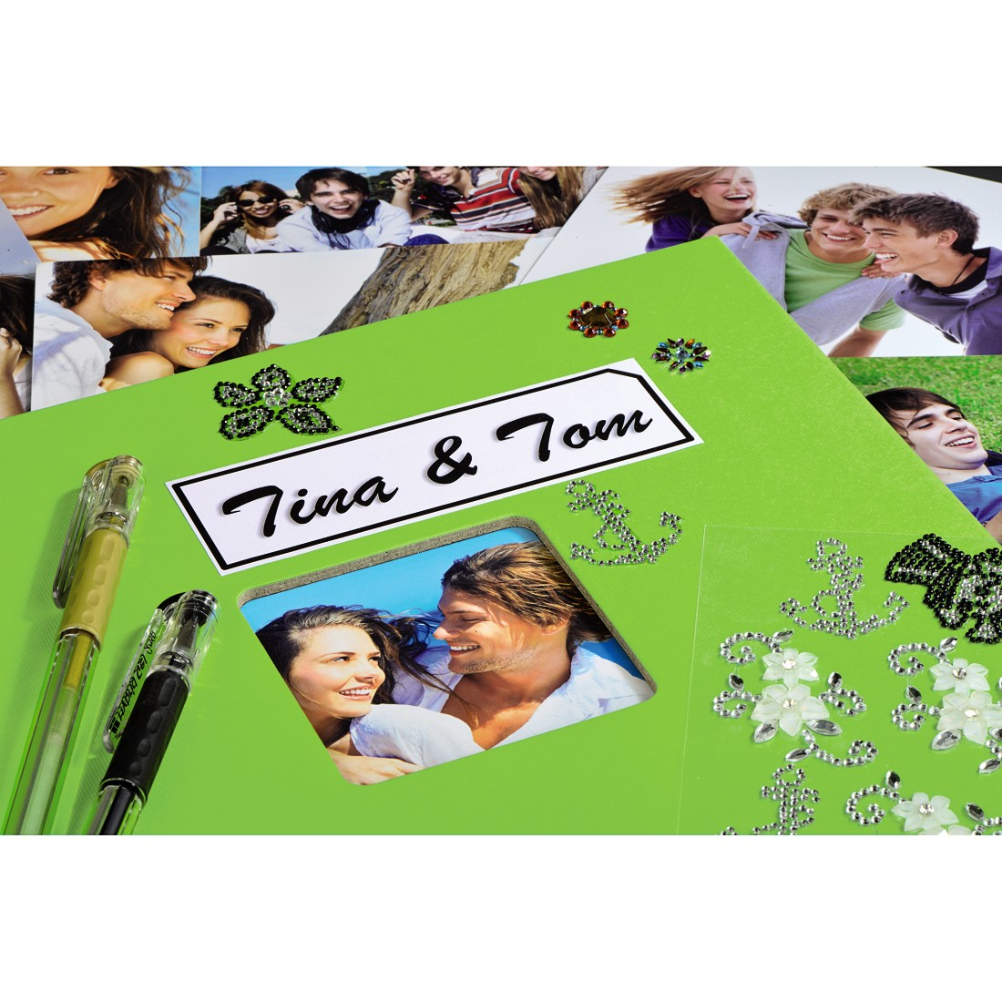 Zielony album z zdjęciami, długopisami i ozdobami. Zdjęcia przedstawiają parę i grupy uśmiechniętych osób. Tytuł brzmi 'Tina & Tom'.