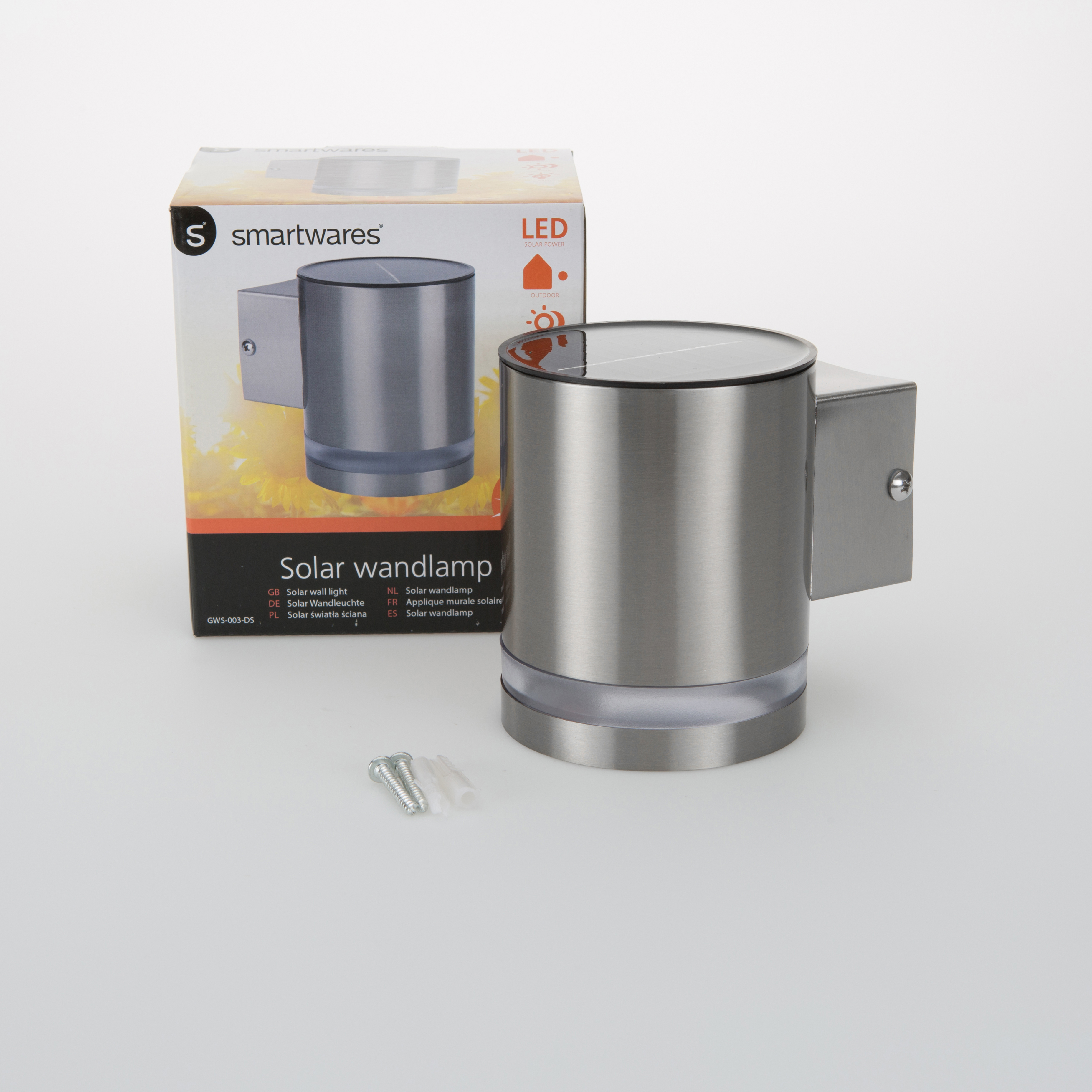 Lampa ścienna solarna z pudełkiem na białym tle. Lampa jest ze stali nierdzewnej. Na pudełku napis 'Solar wandlamp'.