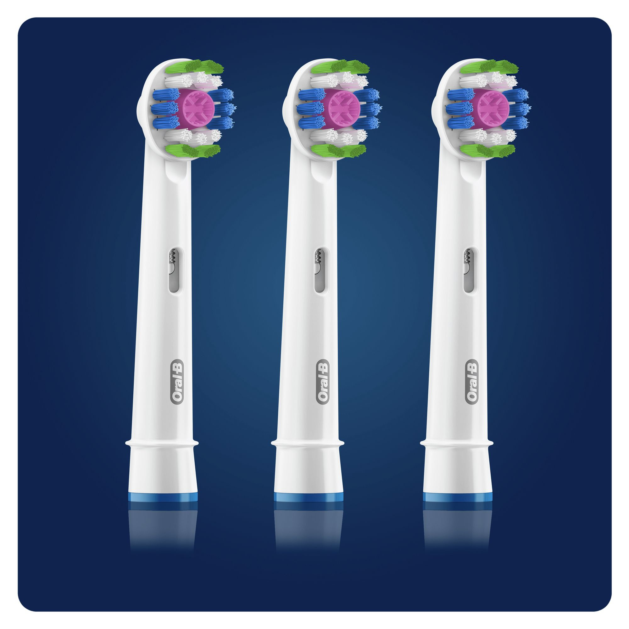 Tres cabezales blancos de cepillo de dientes Oral-B con cerdas de colores sobre un fondo azul oscuro.