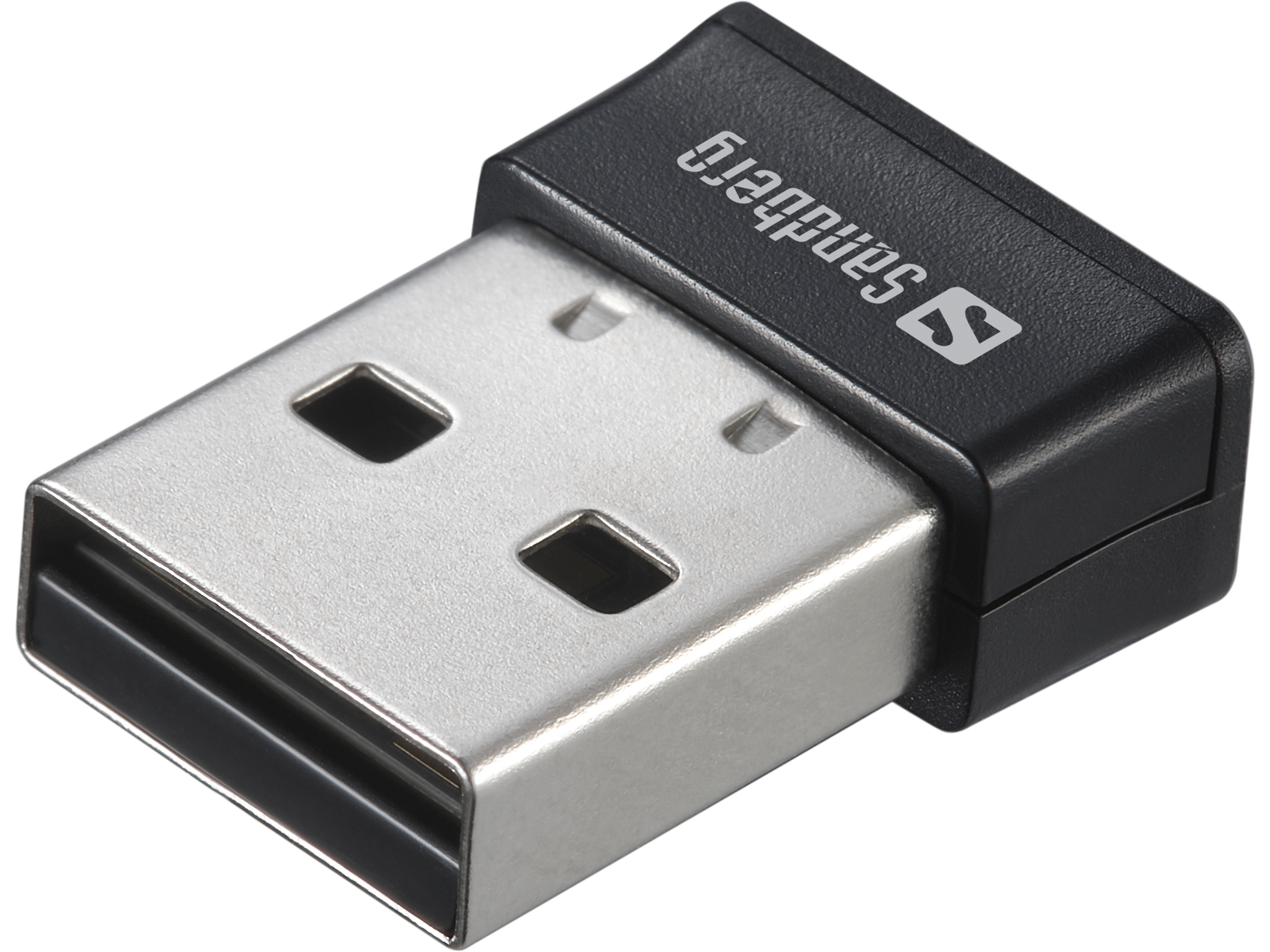 Zbliżenie czarnego i srebrnego adaptera USB. Ma logo 'Sandberg'. Złącze USB jest srebrne, a obudowa czarna.