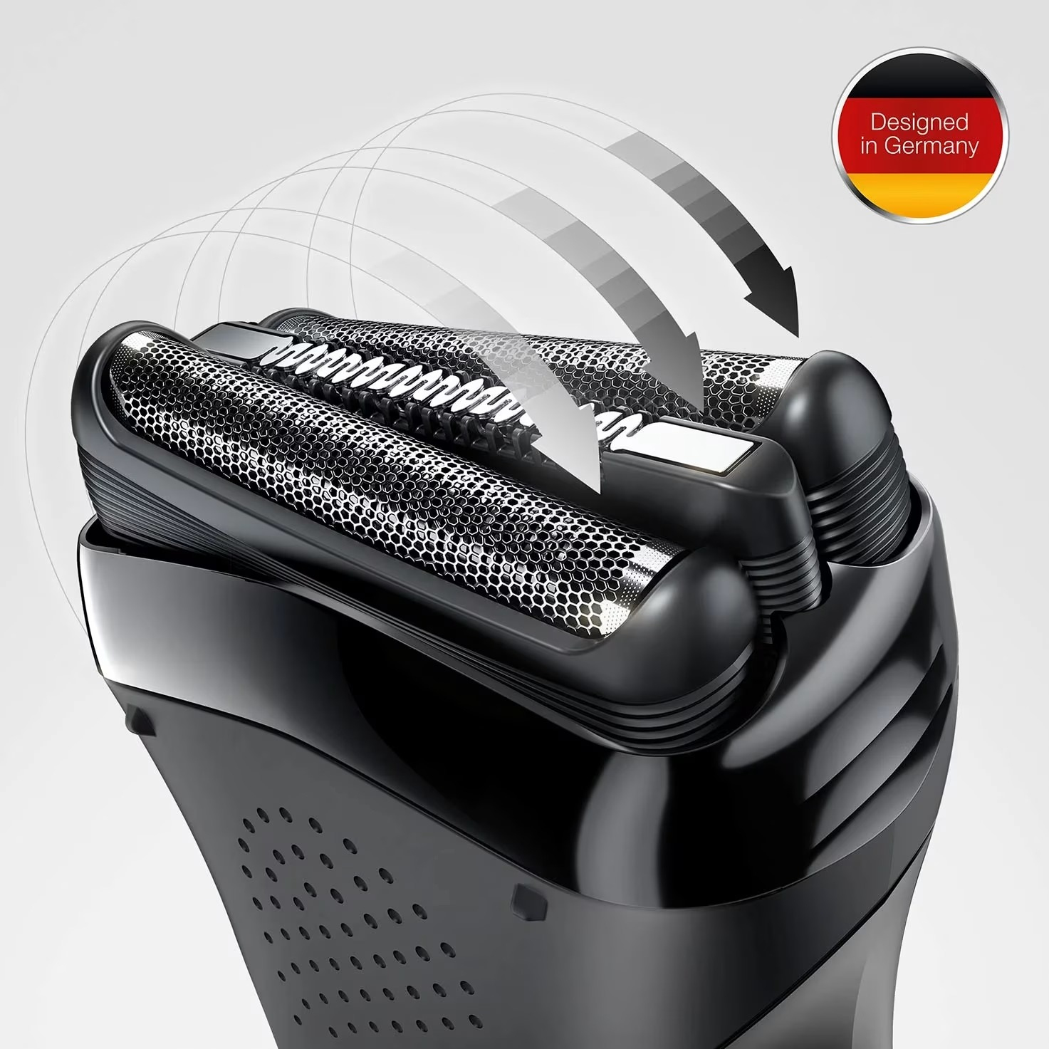 Gros plan d'un rasoir électrique noir à trois têtes. Des flèches indiquent le mouvement. Badge 'Conçu en Allemagne'.