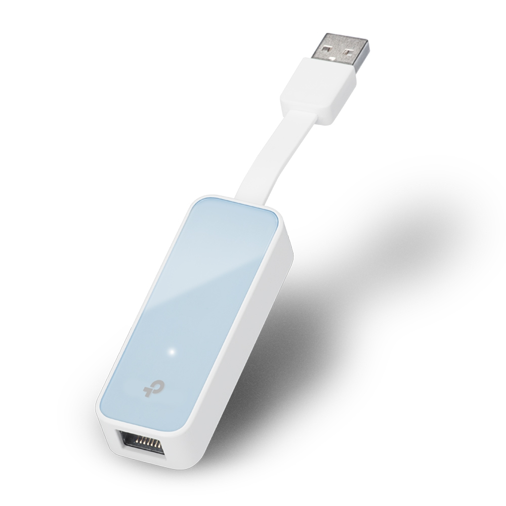 Biało-niebieski adapter USB na Ethernet TP-Link z złączem USB, kablem i portem RJ45. Tło jest białe.
