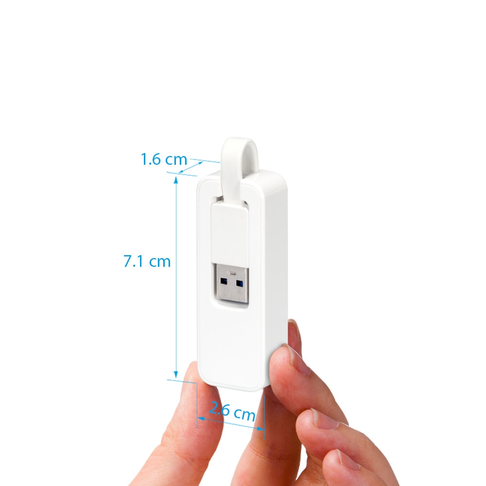 Biały pendrive trzymany w dłoni. Wymiary: 7,1 cm długości i 2,6 cm szerokości. Na górze pętla, widoczny port USB.