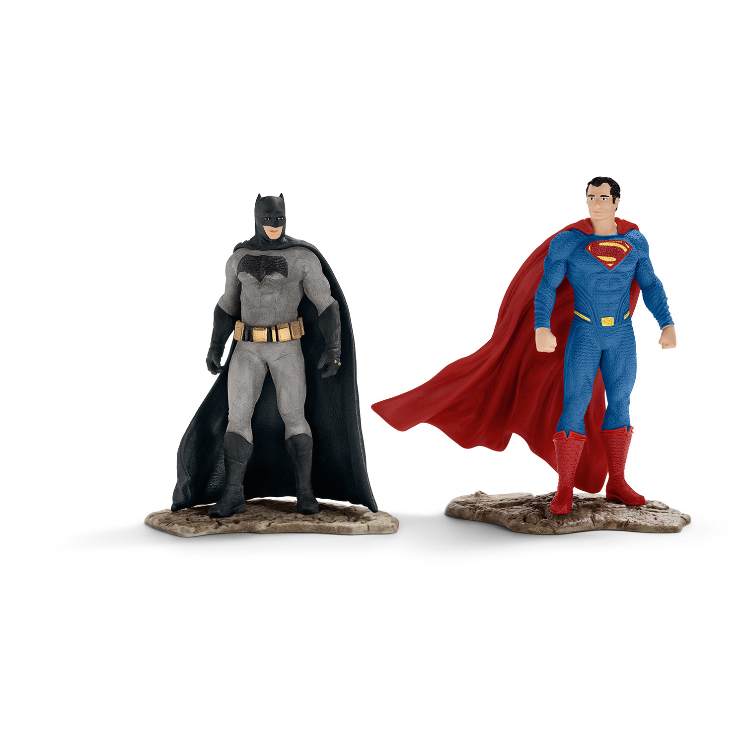 Due figurine di supereroi: Batman in grigio e nero e Superman in blu e rosso, in piedi su basi strutturate. Sfondo bianco.
