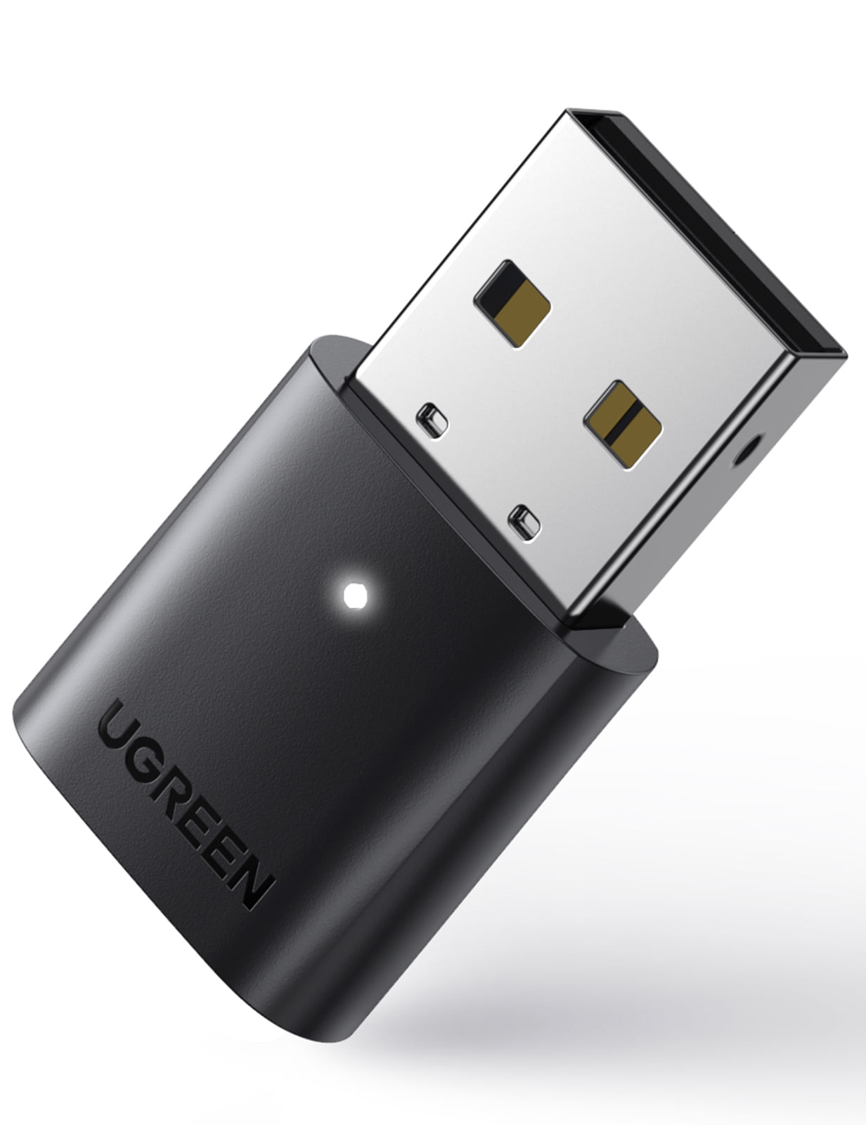 Un adaptador USB UGREEN negro con un conector USB plateado. Una luz blanca está encendida en el adaptador. El fondo es blanco.