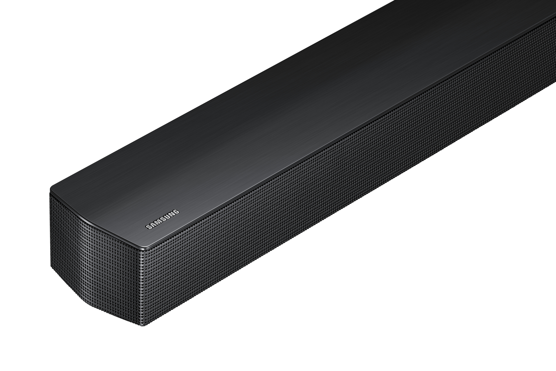 Eine schwarze Samsung Soundbar ist auf weißem Hintergrund abgewinkelt. Die Vorderseite hat Löcher und das Samsung-Logo.