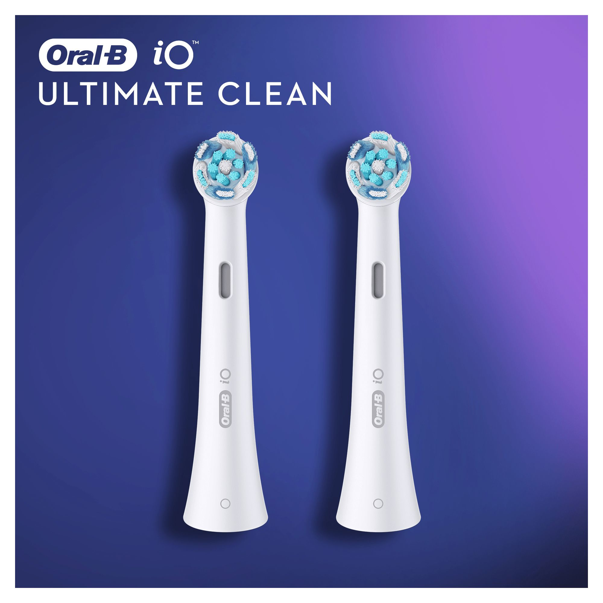 Dwie głowice Oral-B iO Ultimate Clean. Białe uchwyty z niebiesko-białym włosiem. Niebiesko-fioletowe gradientowe tło.