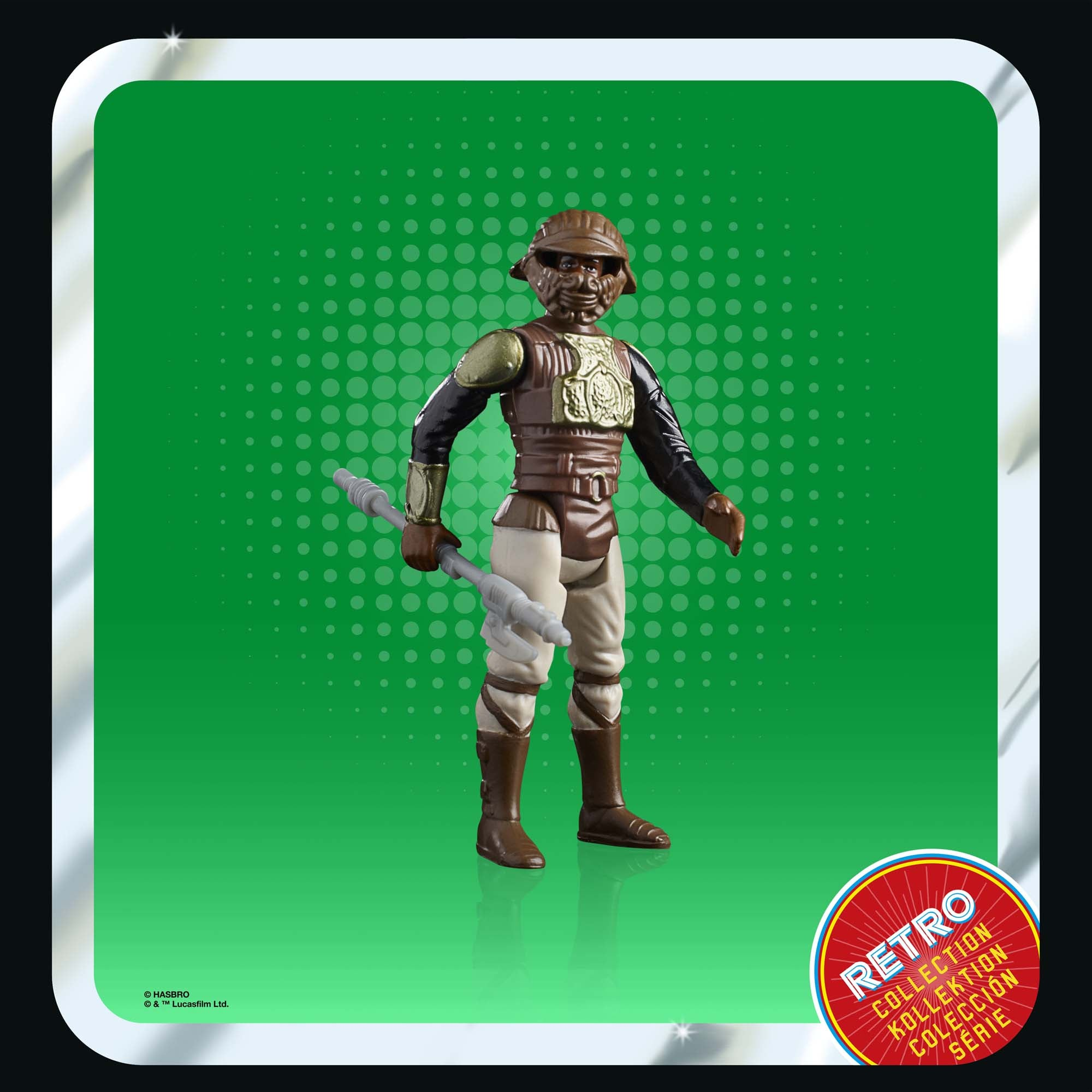 Una figura di Star Wars è in piedi su uno sfondo verde. Ha un elmo, un'armatura e stivali marroni, con una lancia.